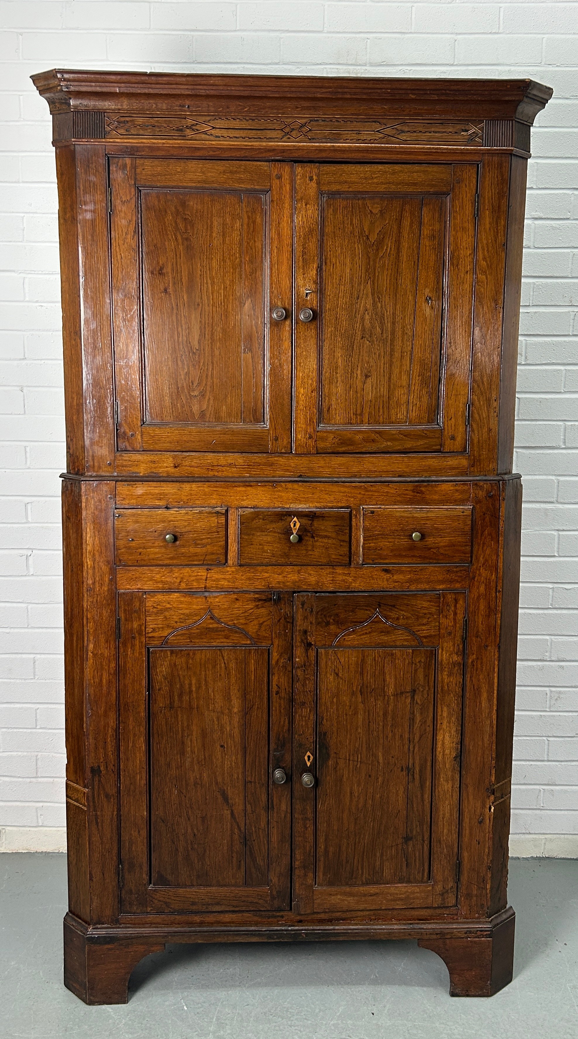 A LARGE CONTINENTAL LATE 18TH CENTURY OR EARLY 19TH CENTURY CORNER CABINET, The top cupboard with