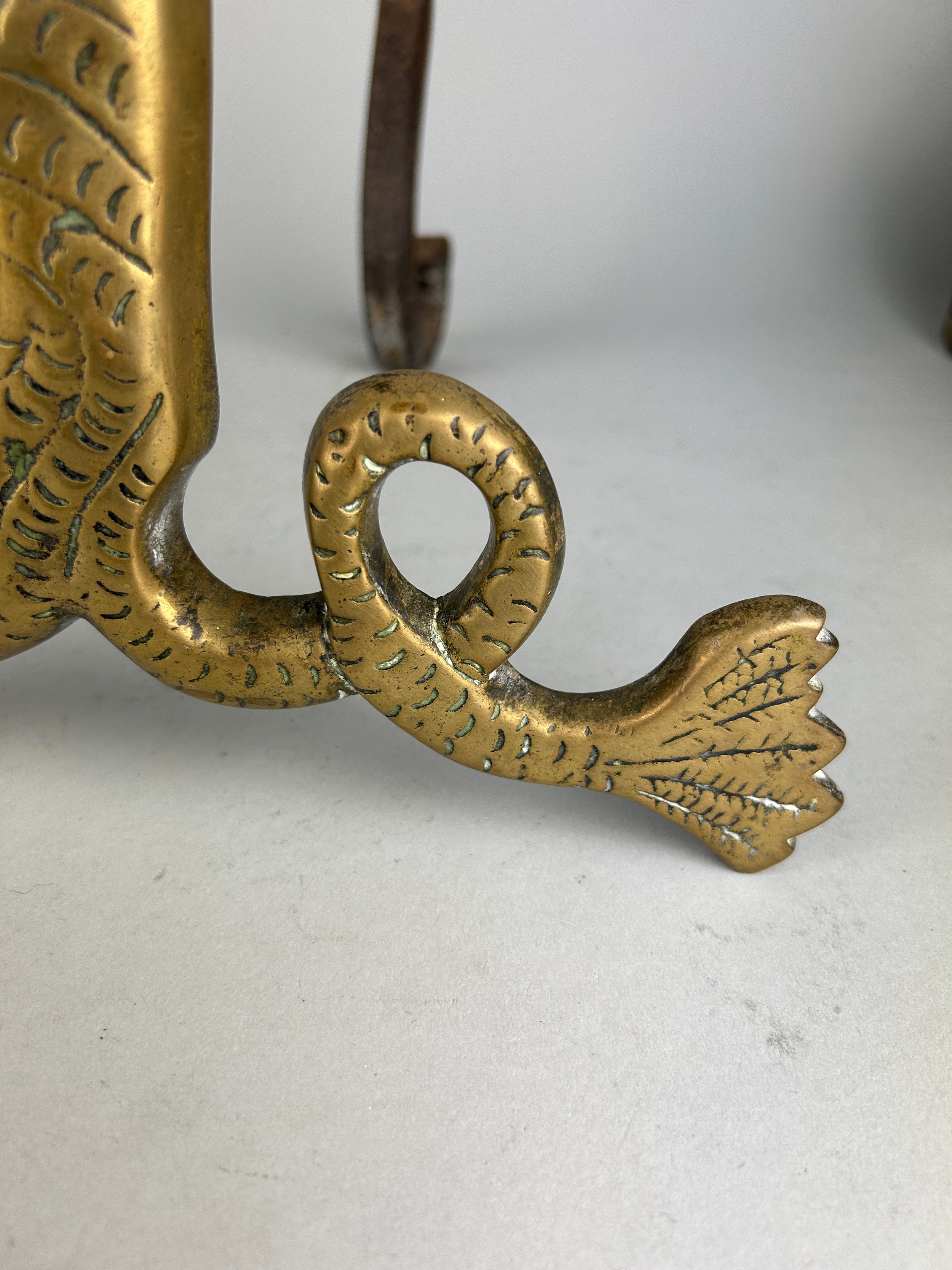A PAIR OF 19TH CENTURY BRASS FIREDOGS DEPICTING A MALE FIGURE OF A SEA GOD - Image 5 of 7