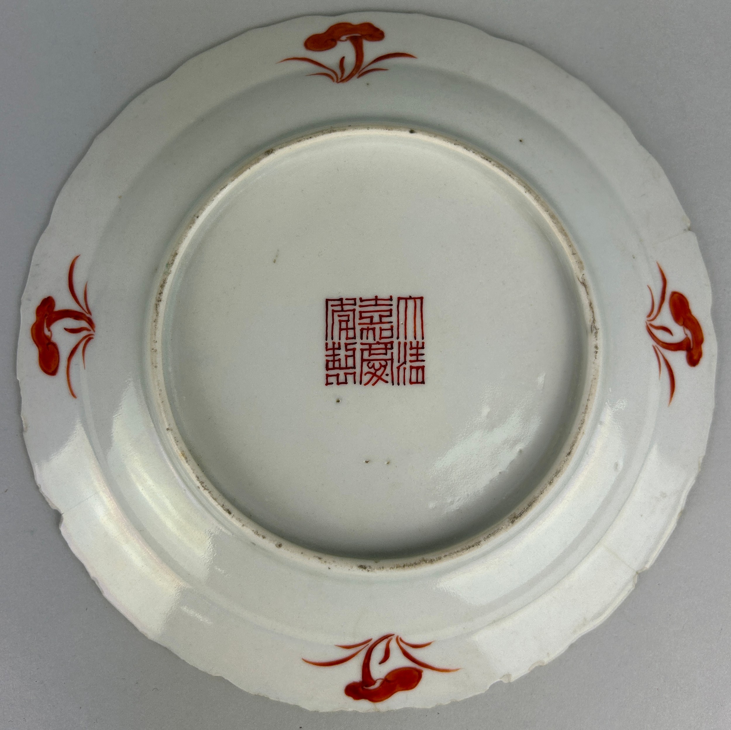 A CHINESE LARGE LOBED DISH DECORATED WITH MAGPIES JIAJING MARK (1796-1820) - Image 4 of 4