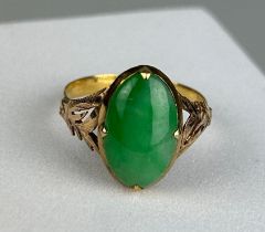 AN ANTIQUE NATURAL JADE RING SET IN HIGH CARAT GOLD, Weight: 2.76gms