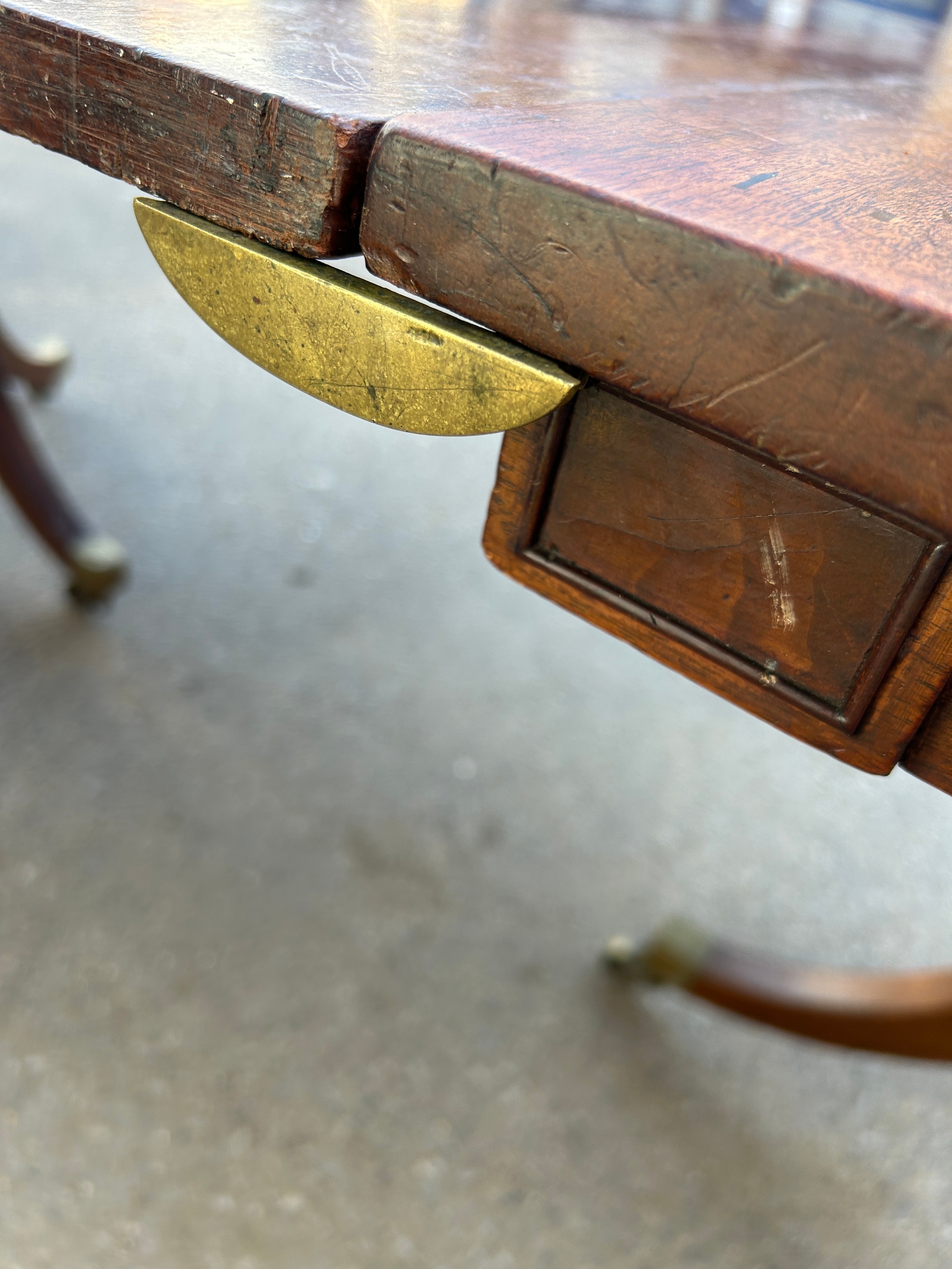 AN EARLY 19TH CENTURY EXTENDABLE DINING TABLE, Possibly a marriage with the legs being earlier - Image 6 of 6