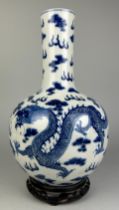 A LARGE CHINESE BLUE AND WHITE VASE OF GLOBULAR DECORATED WITH DRAGONS, 40cm x 20cm
