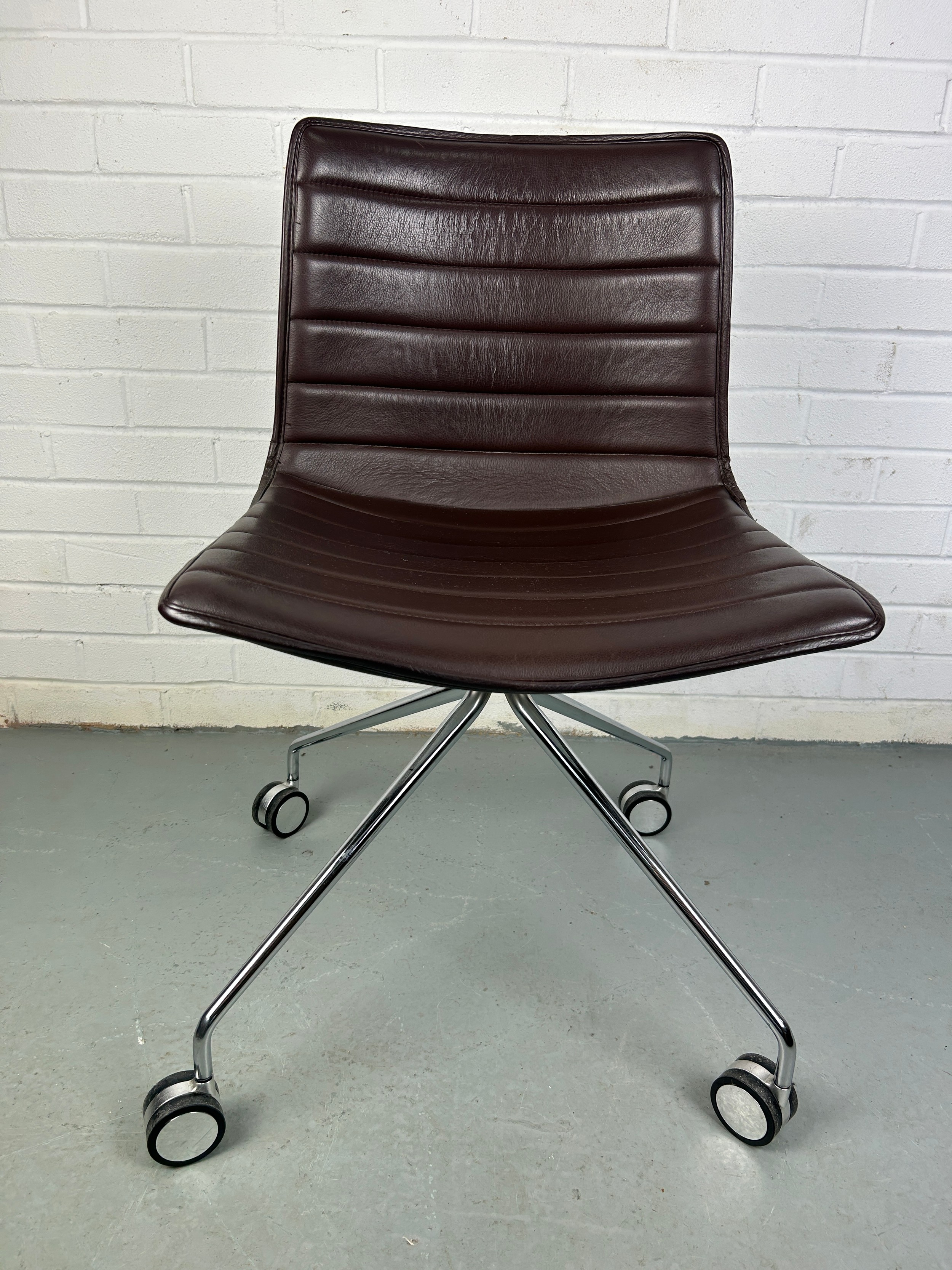 A BROWN LEATHER SWIVEL CHAIR BY ARPEL, 80cm x 47cm x 41cm - Image 3 of 4
