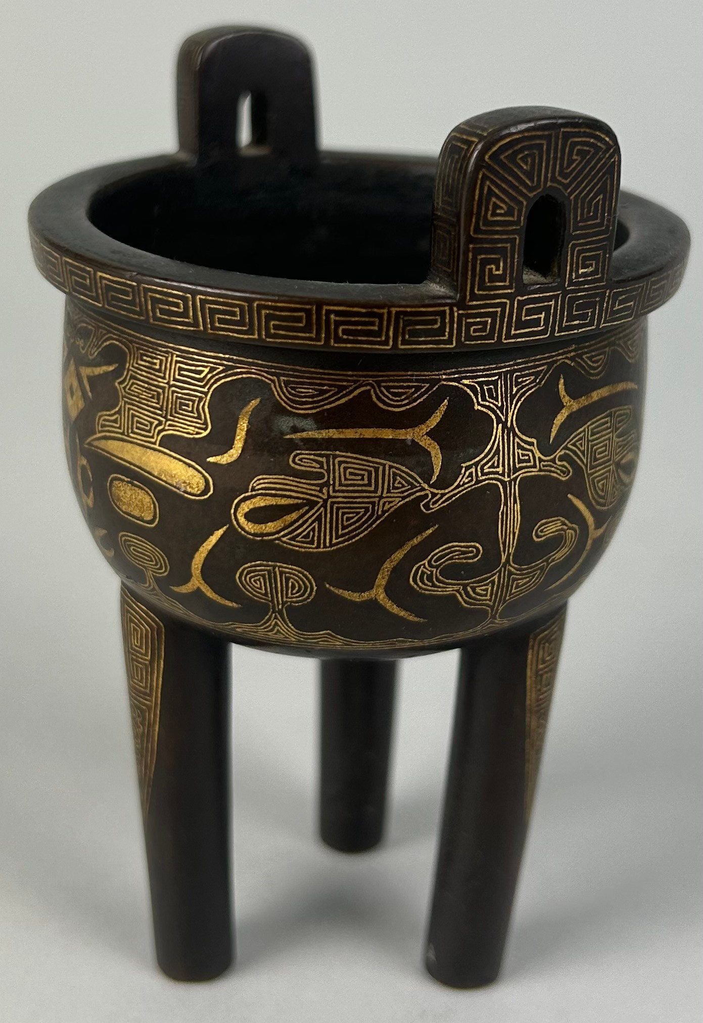 A CHINESE BRONZE RITUAL VESSEL (DING) DECORATED WITH GOLD LEAF, - Image 3 of 7