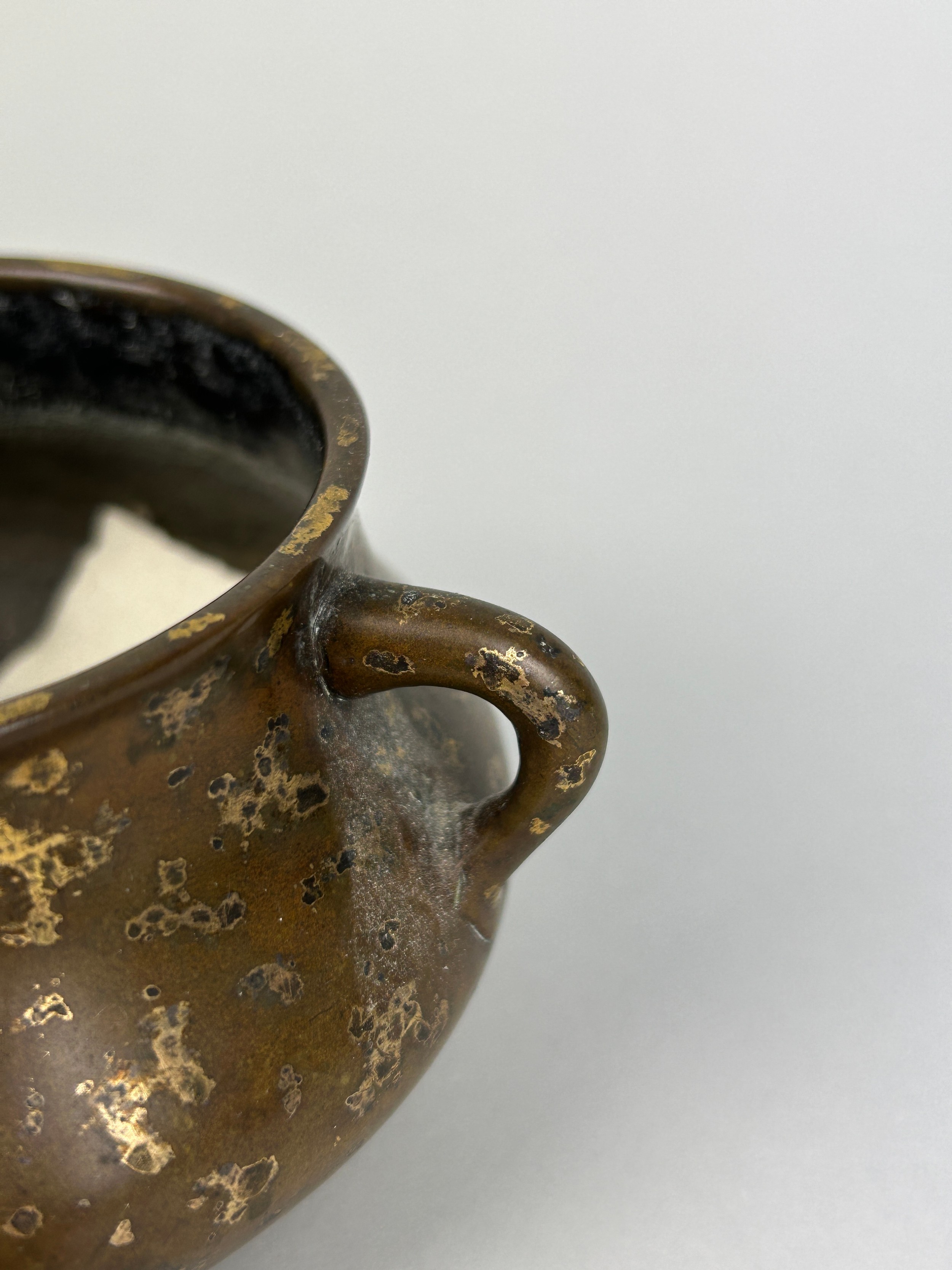 A CHINESE 17TH OR 18TH CENTURY BRONZE CENSER WITH GOLD SPLASH, Marked underneath with apocryphal six - Image 4 of 10