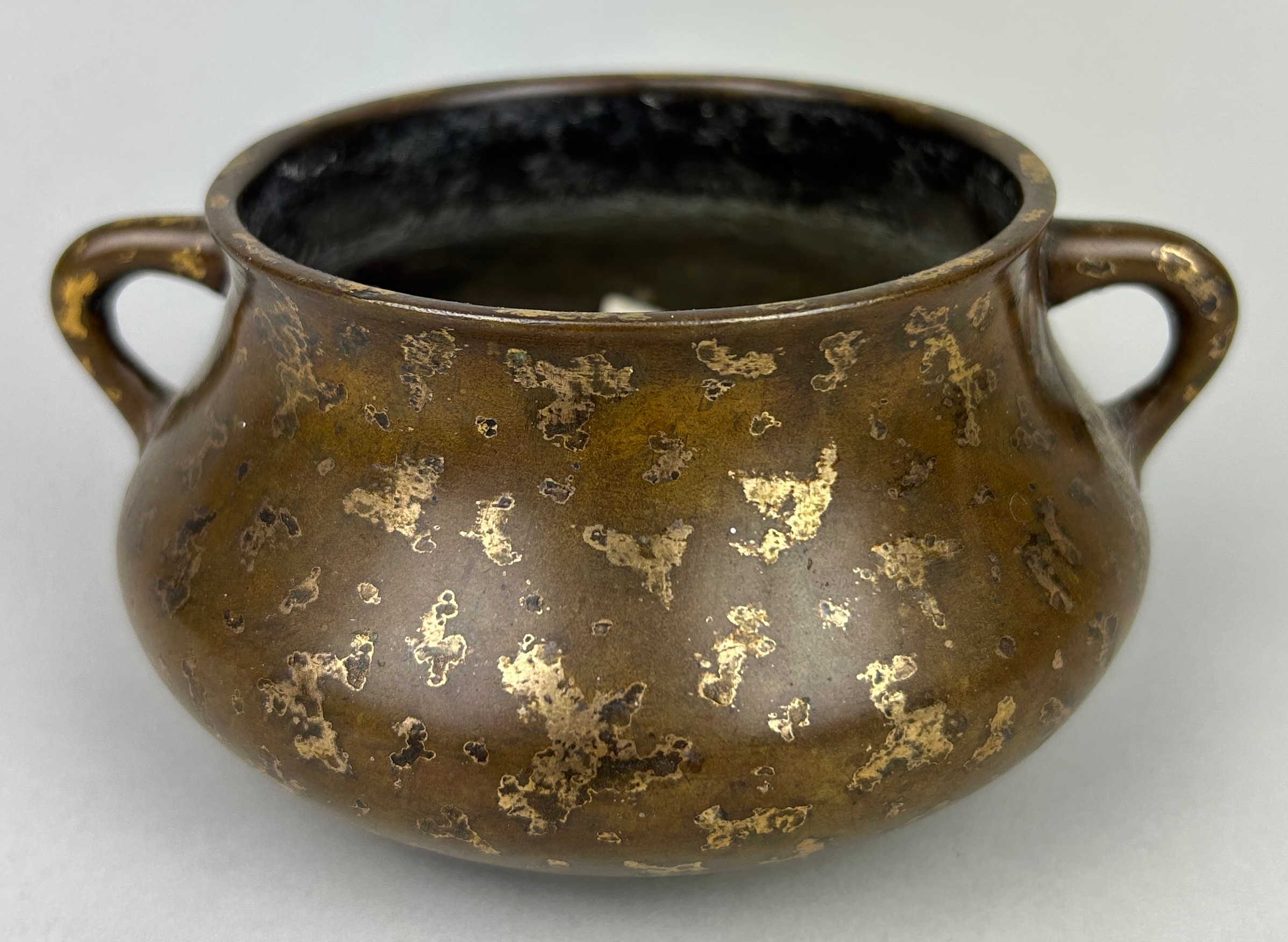 A CHINESE 17TH OR 18TH CENTURY BRONZE CENSER WITH GOLD SPLASH, Marked underneath with apocryphal six - Image 3 of 10