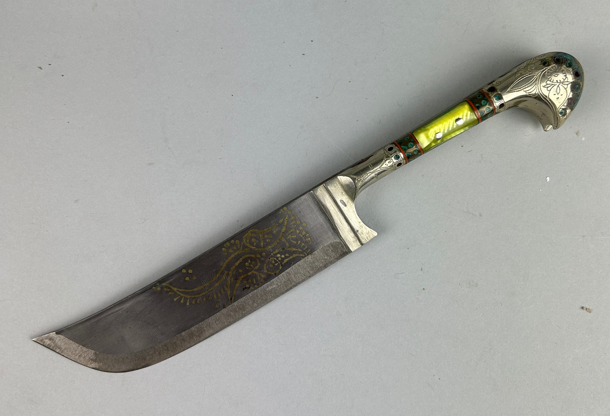 A 20TH CENTURY WHITE METAL PERSIAN CEREMONIAL KNIFE SET WITH COLOURED STONES, 21cm L - Image 3 of 5