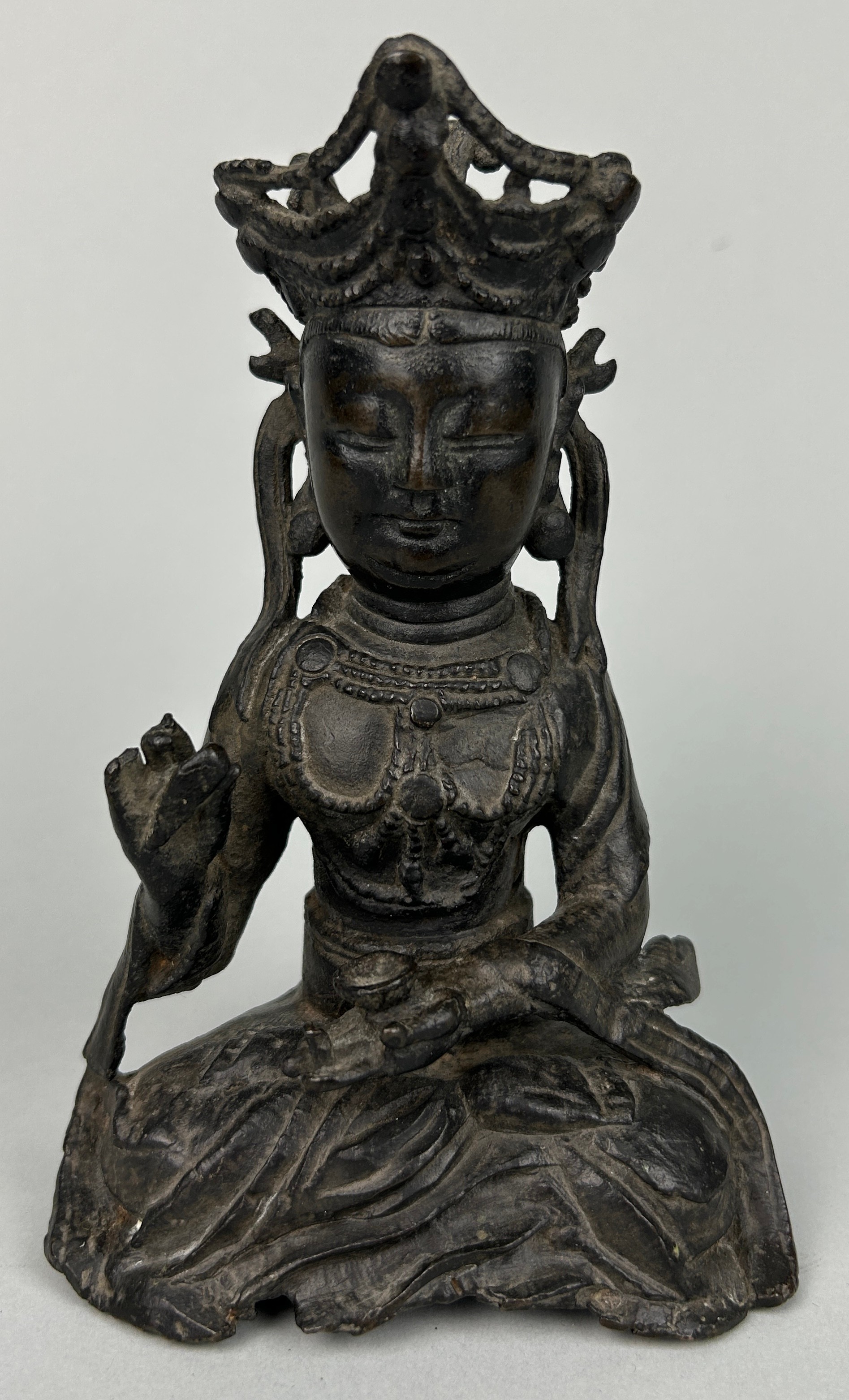 A LATE MING DYNASTY 17TH CENTURY BRONZE FIGURE OF A SEATED GUANYIN, 16cm x 10cm