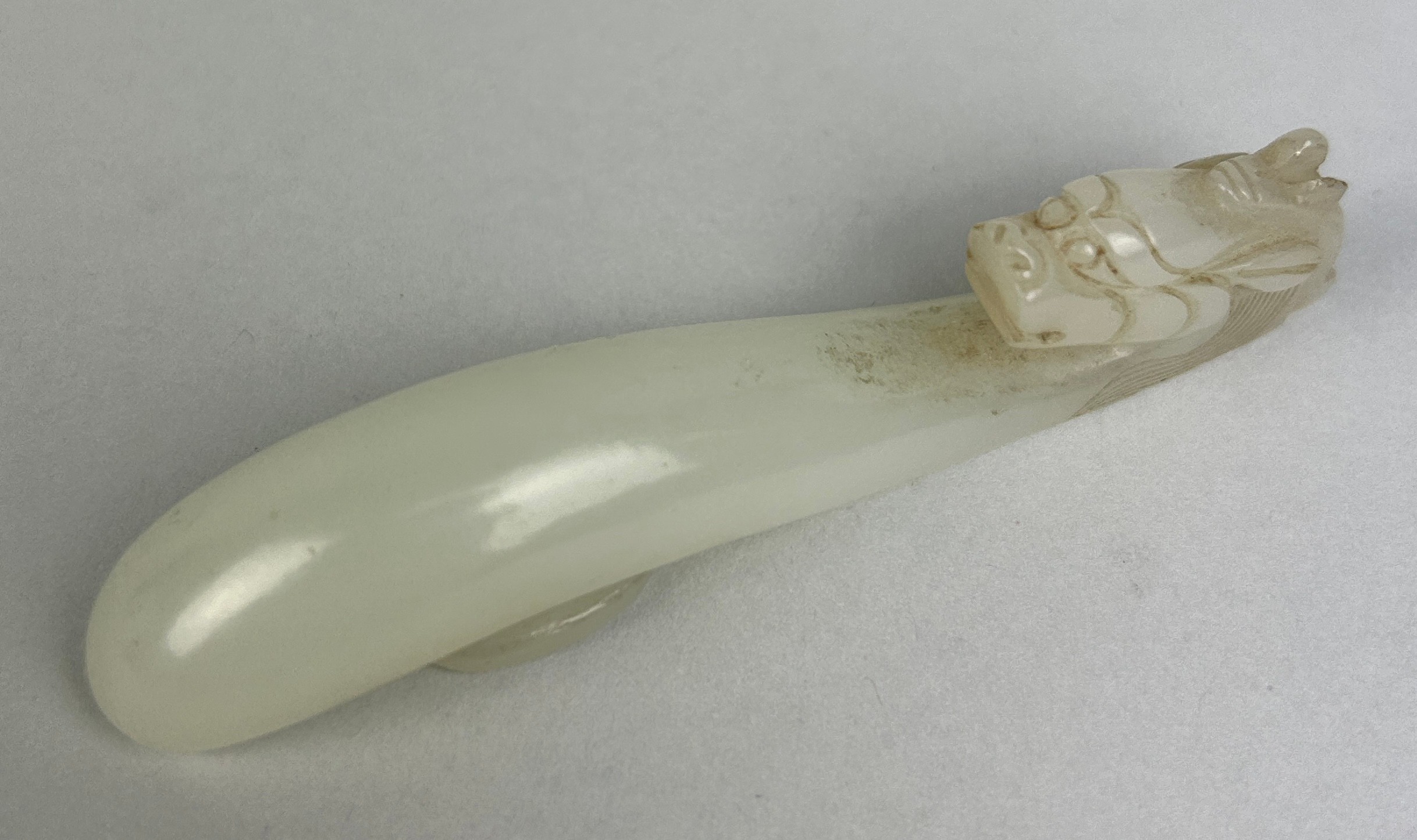 A 19TH CENTURY CHINESE JADE BELT HOOK WITH A DRAGONS HEAD, 8.2cm L - Image 3 of 5
