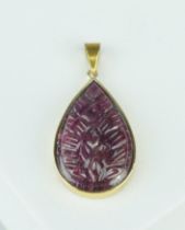 A CARVED RUBY OF TEARDROP FORM MOUNTED IN YELLOW METAL PENDANT, 6.1gms Stone 28mm x 19mm