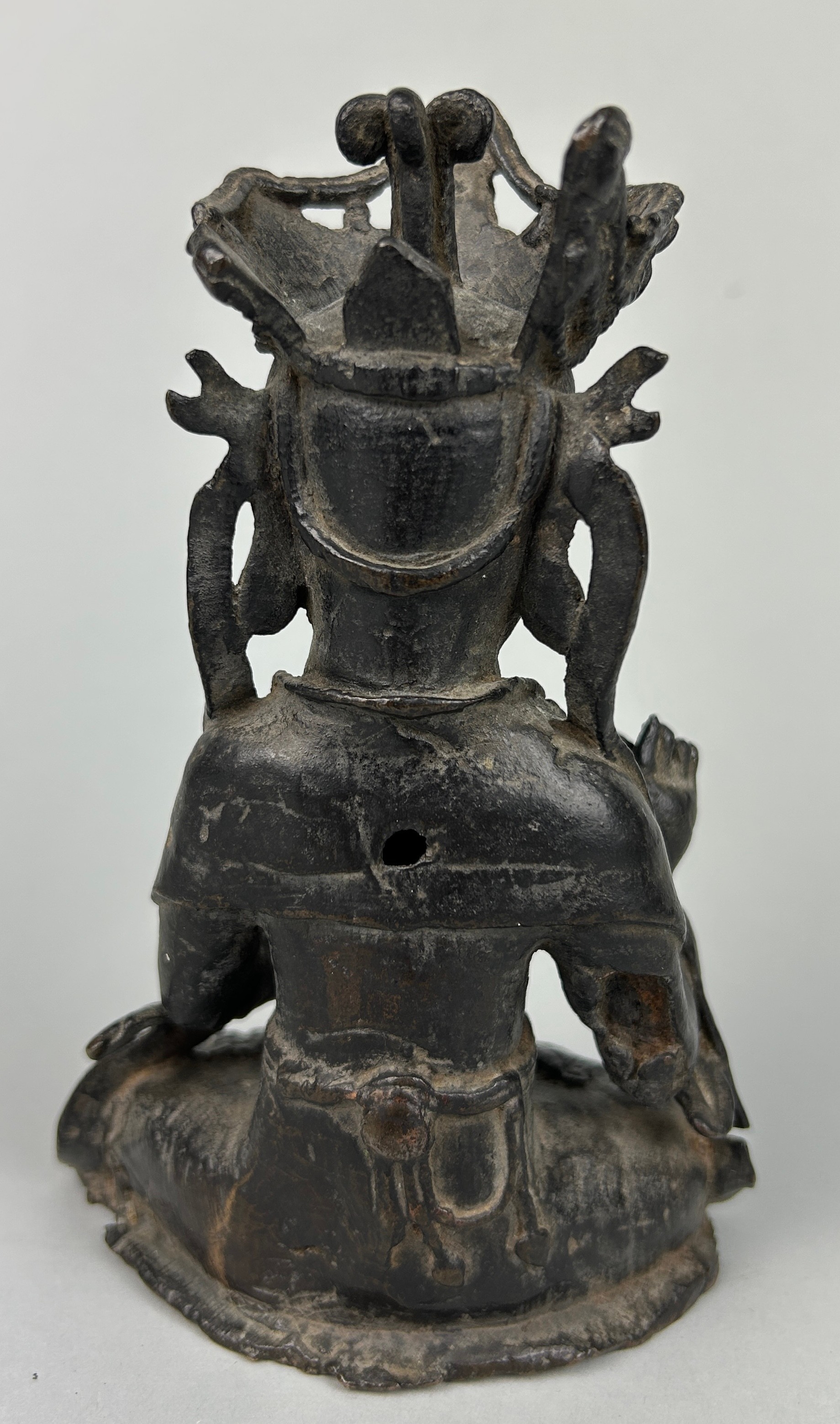 A LATE MING DYNASTY 17TH CENTURY BRONZE FIGURE OF A SEATED GUANYIN, 16cm x 10cm - Image 3 of 4