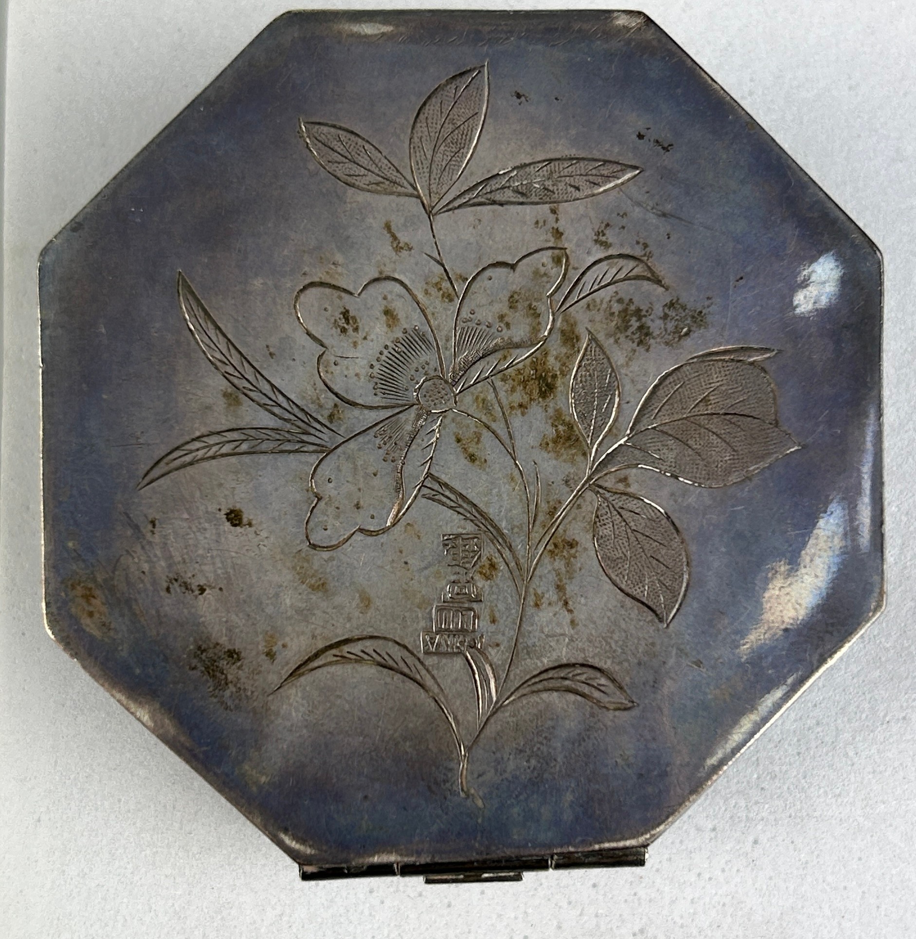A 19TH CENTURY CHINESE RETICULATED JADE PLAQUE DEPICTING VARIOUS BATS, Mounted into a 20th century - Image 2 of 2
