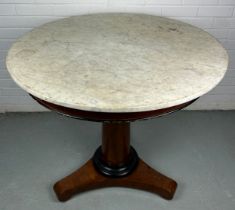 A MAHOGANY VENEERERED CENTRE TABLE WITH A WHITE MARBLE TOP, 92cm x 80cm