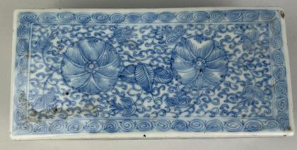 A CHINESE BLUE AND WHITE BOX QIANLONG/DAOGUANG 18TH OR 19TH CENTURY, 18cm x 9cm x 7cm