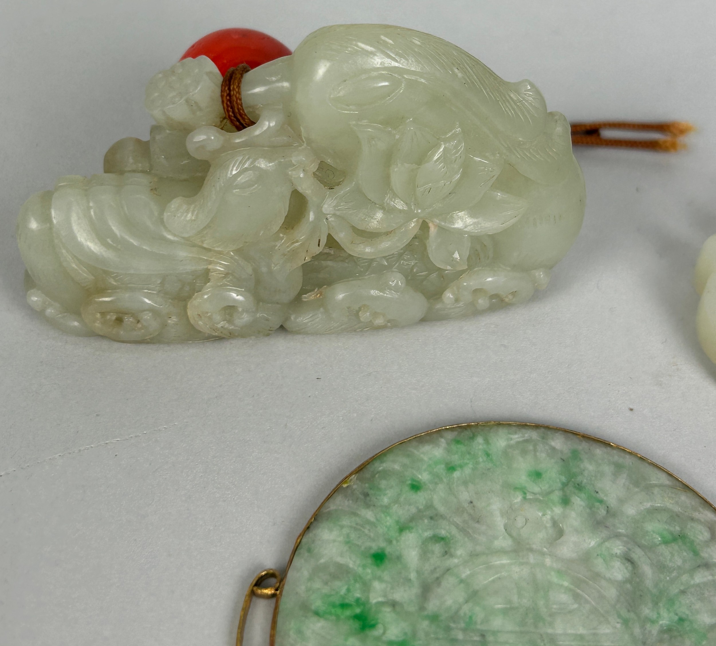 A COLLECTION OF JADE ITEMS TO INCLUDE A WHITE JADE BANGLE, JADEITE SNUFF BOTTLE AND PLAQUE, JADE - Image 6 of 7