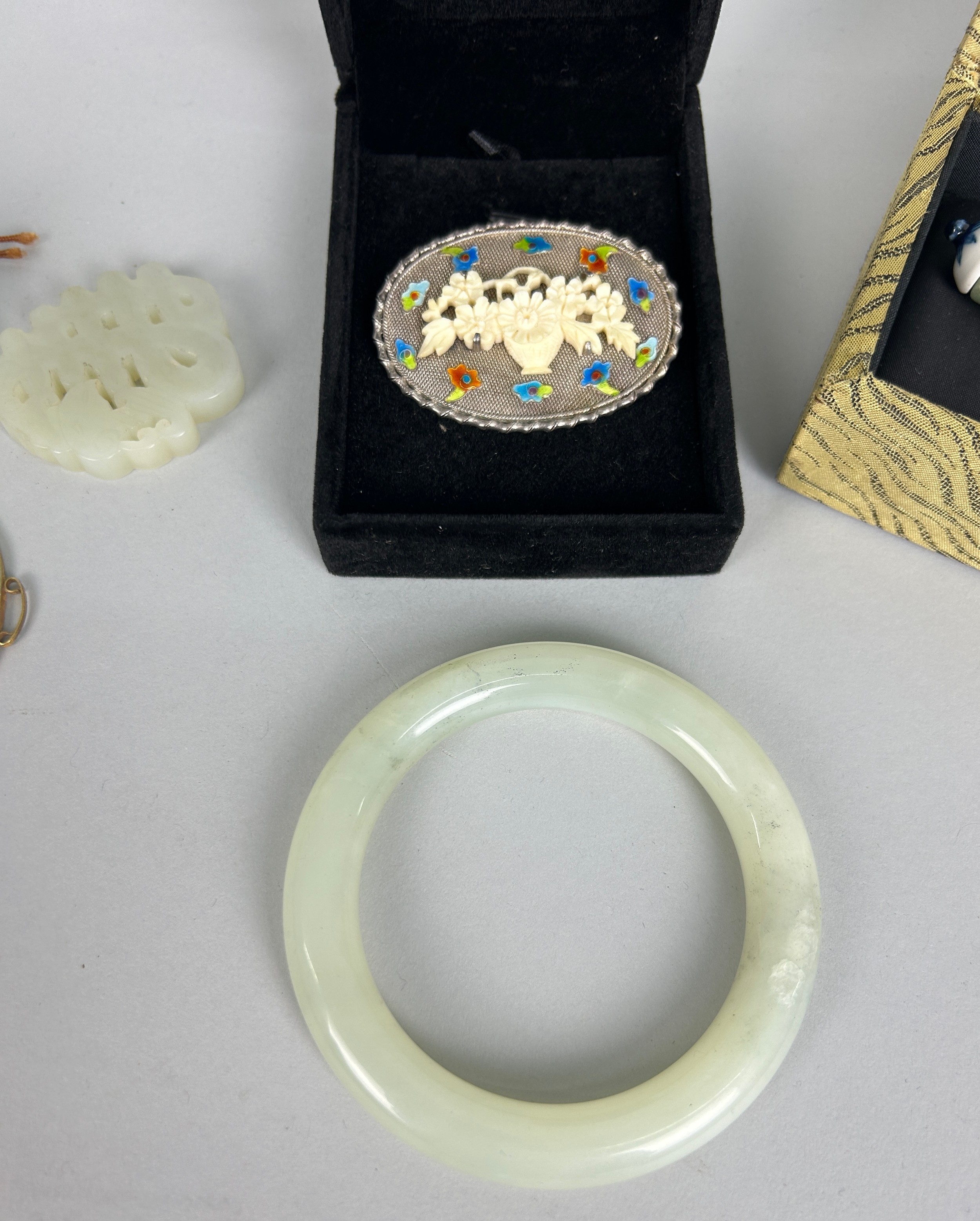 A COLLECTION OF JADE ITEMS TO INCLUDE A WHITE JADE BANGLE, JADEITE SNUFF BOTTLE AND PLAQUE, JADE - Image 3 of 7