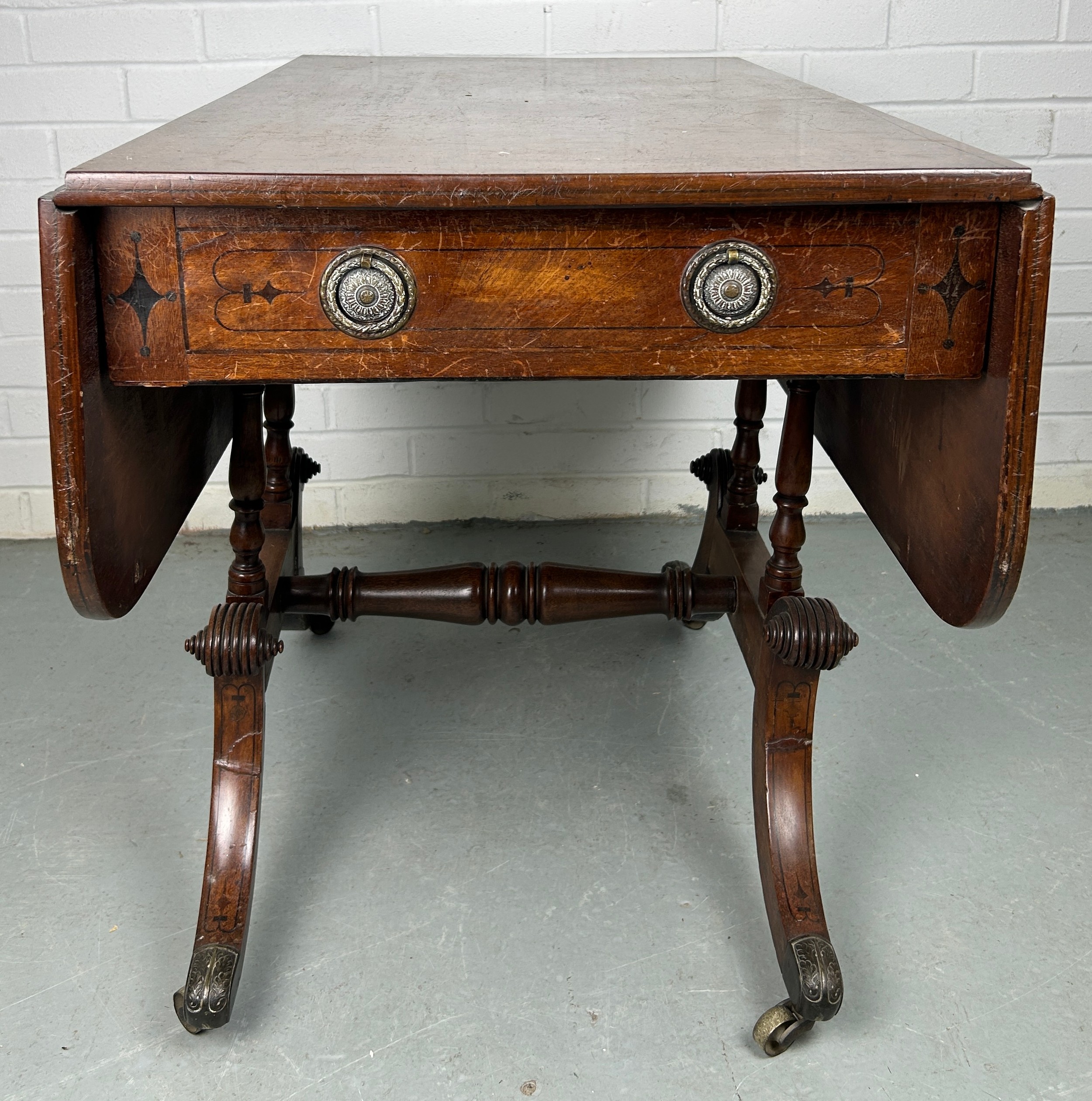 AN EARLY 19TH CENTURY PEMBROKE TABLE WITH EBONY INLAY ON FOUR LEGS AND CASTORS, (some damage to - Image 3 of 7