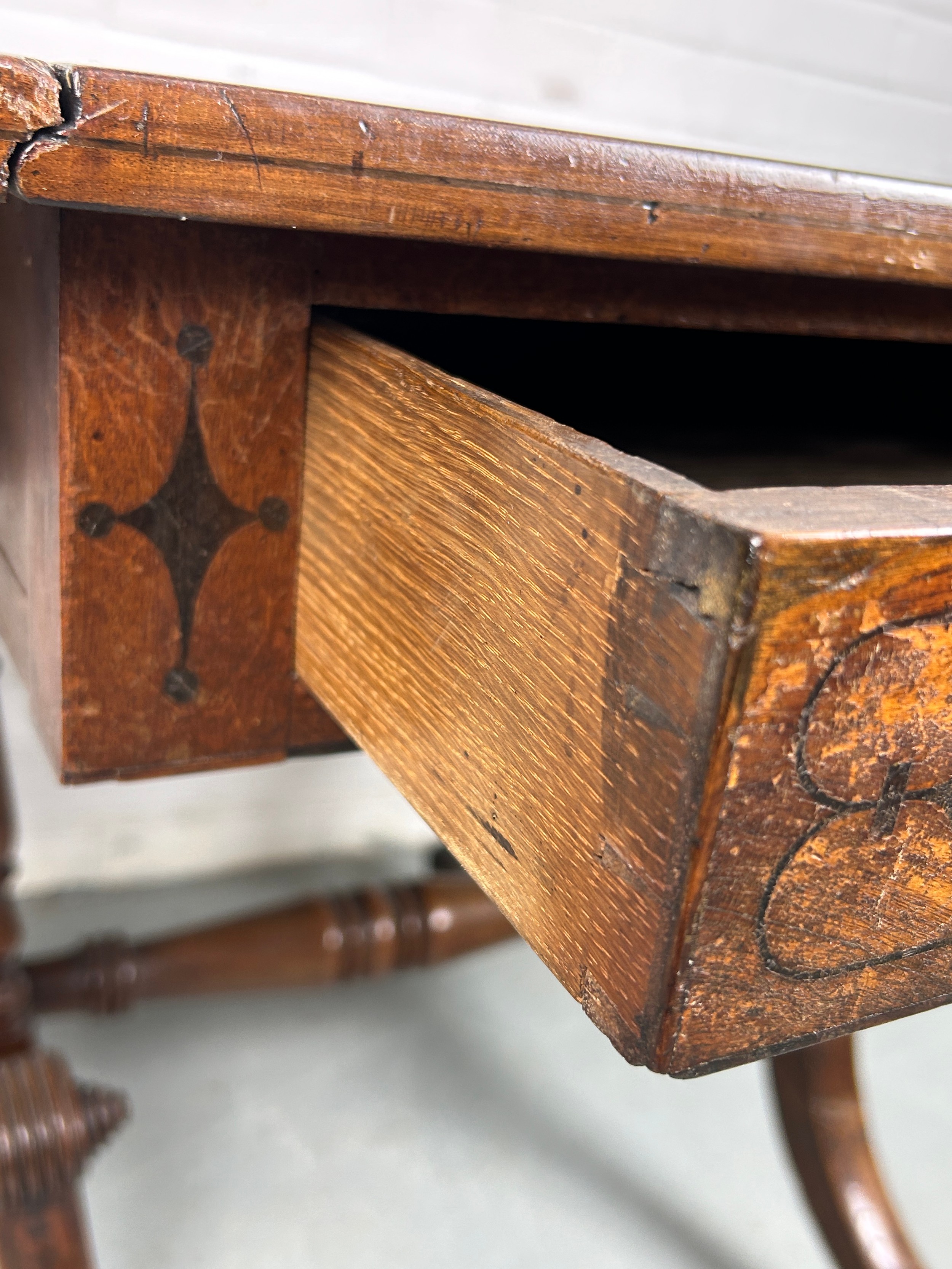 AN EARLY 19TH CENTURY PEMBROKE TABLE WITH EBONY INLAY ON FOUR LEGS AND CASTORS, (some damage to - Image 7 of 7