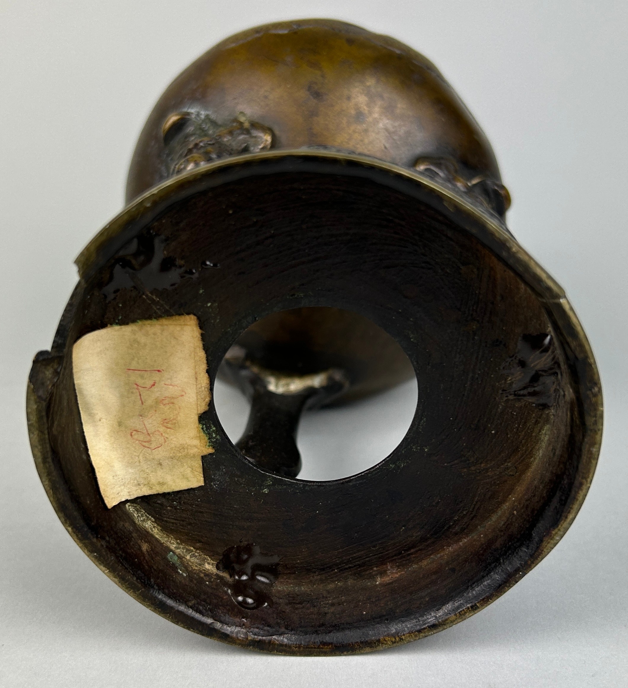 A LARGE JAPANESE BRONZE CENSER ON TRIPOD FEET AND STAND, Decorated with birds in trees with vase - Image 4 of 4