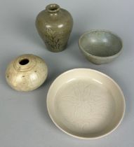 A COLLECTION OF EARLY CHINESE CERAMICS TO INCLUDE GREEN GLAZED VASE, DING WARE PLATE (4) Vase 9cm