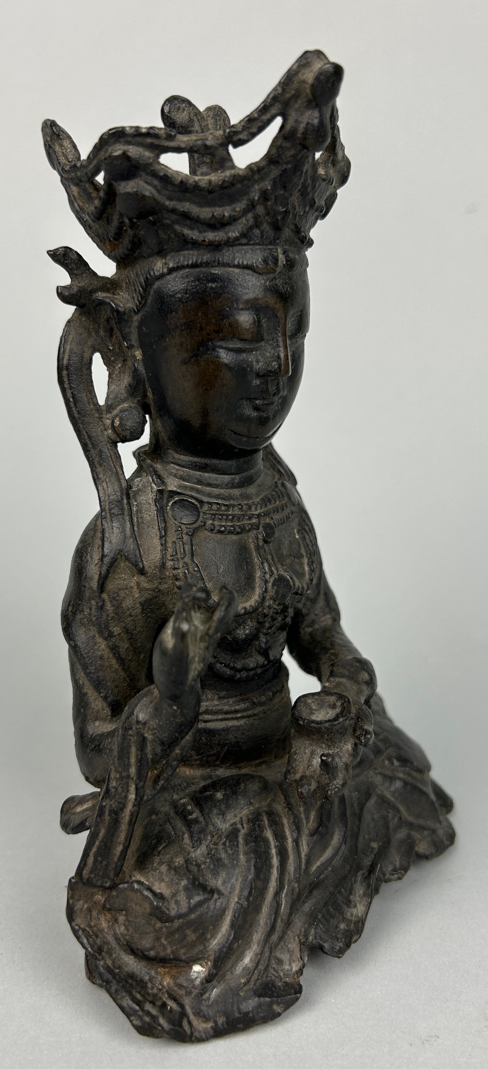 A LATE MING DYNASTY 17TH CENTURY BRONZE FIGURE OF A SEATED GUANYIN, 16cm x 10cm - Image 2 of 4