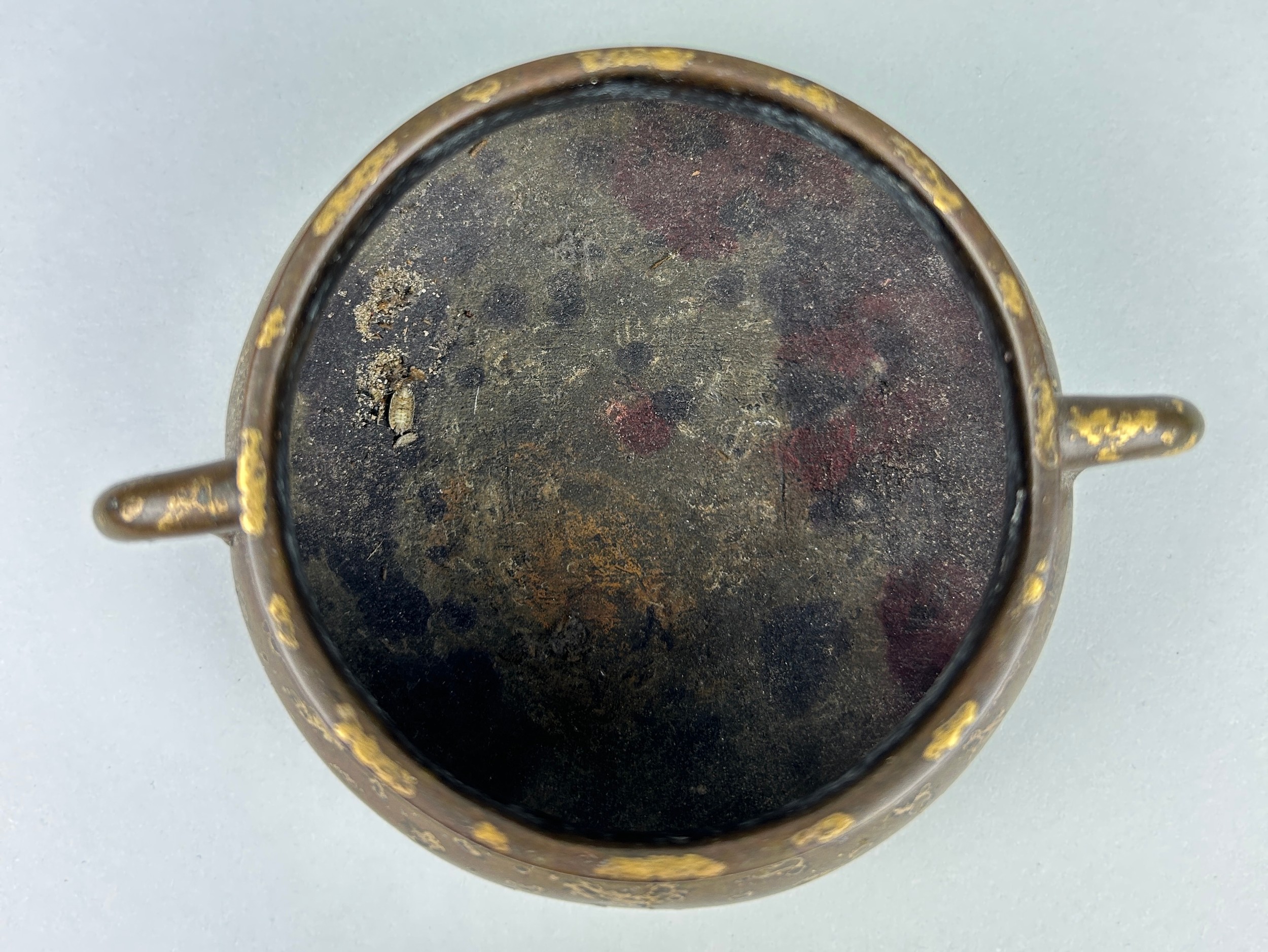 A CHINESE 17TH OR 18TH CENTURY BRONZE CENSER WITH GOLD SPLASH, Marked underneath with apocryphal six - Image 7 of 10