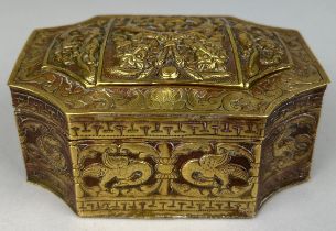 A CHINESE EXPORT BRASS SNUFF BOX DECORATED WITH VARIOUS ANIMALS TO INCLUDE LIONS, DEER, SERPENTS AND