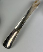 A SILVER PLATED SHOE HORN, 35cm L