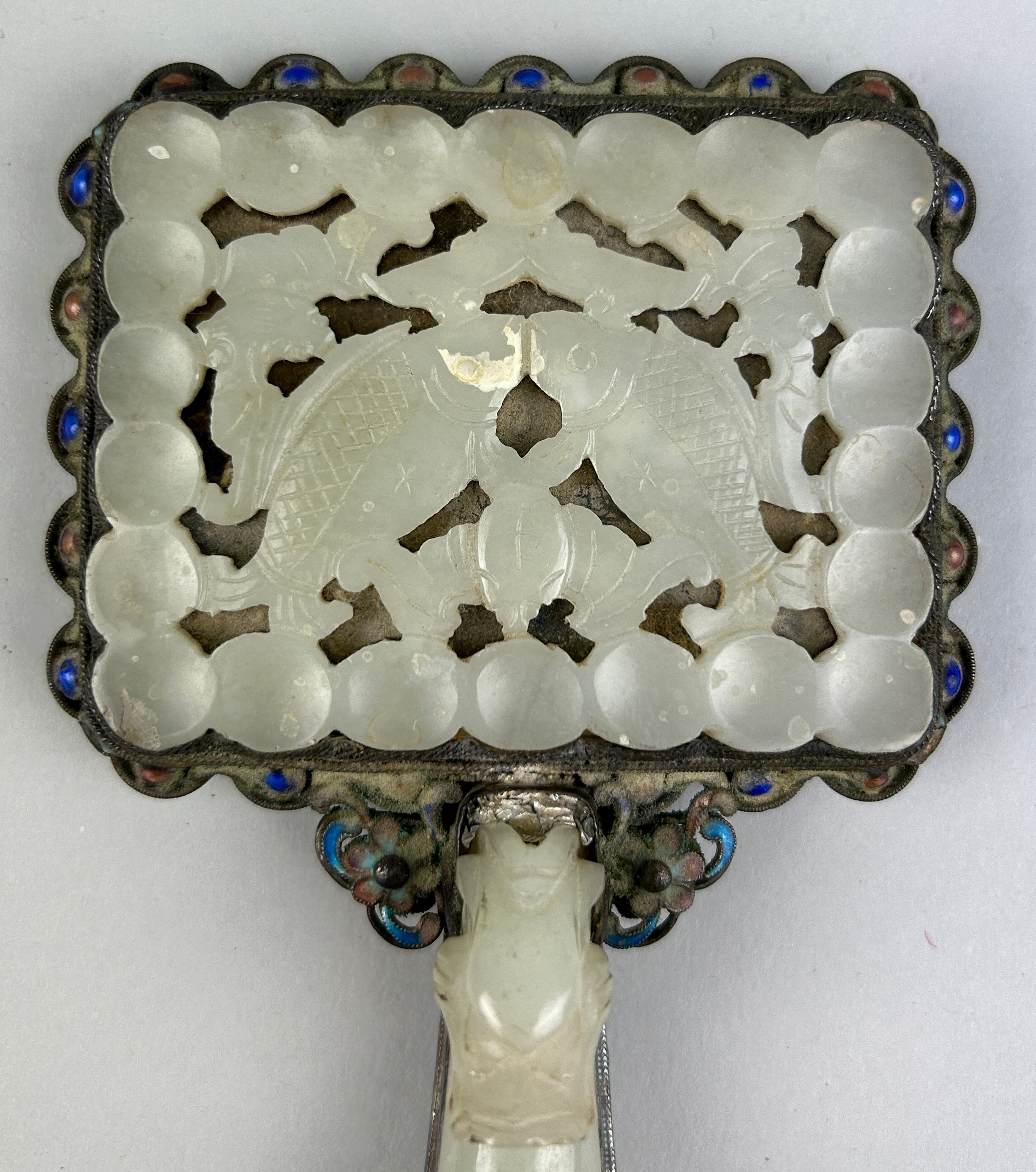 AN 18TH CENTURY CHINESE 'TWIN FISH' JADE PLAQUE SET IN AN ENAMELLED SILVER MIRROR WITH JADE HANDLE - Image 2 of 6