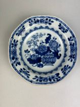 A 19TH CENTURY BLUE AND WHITE PORCELAIN CHINESE DISH DECORATED WITH FLOWERS, 15cm D