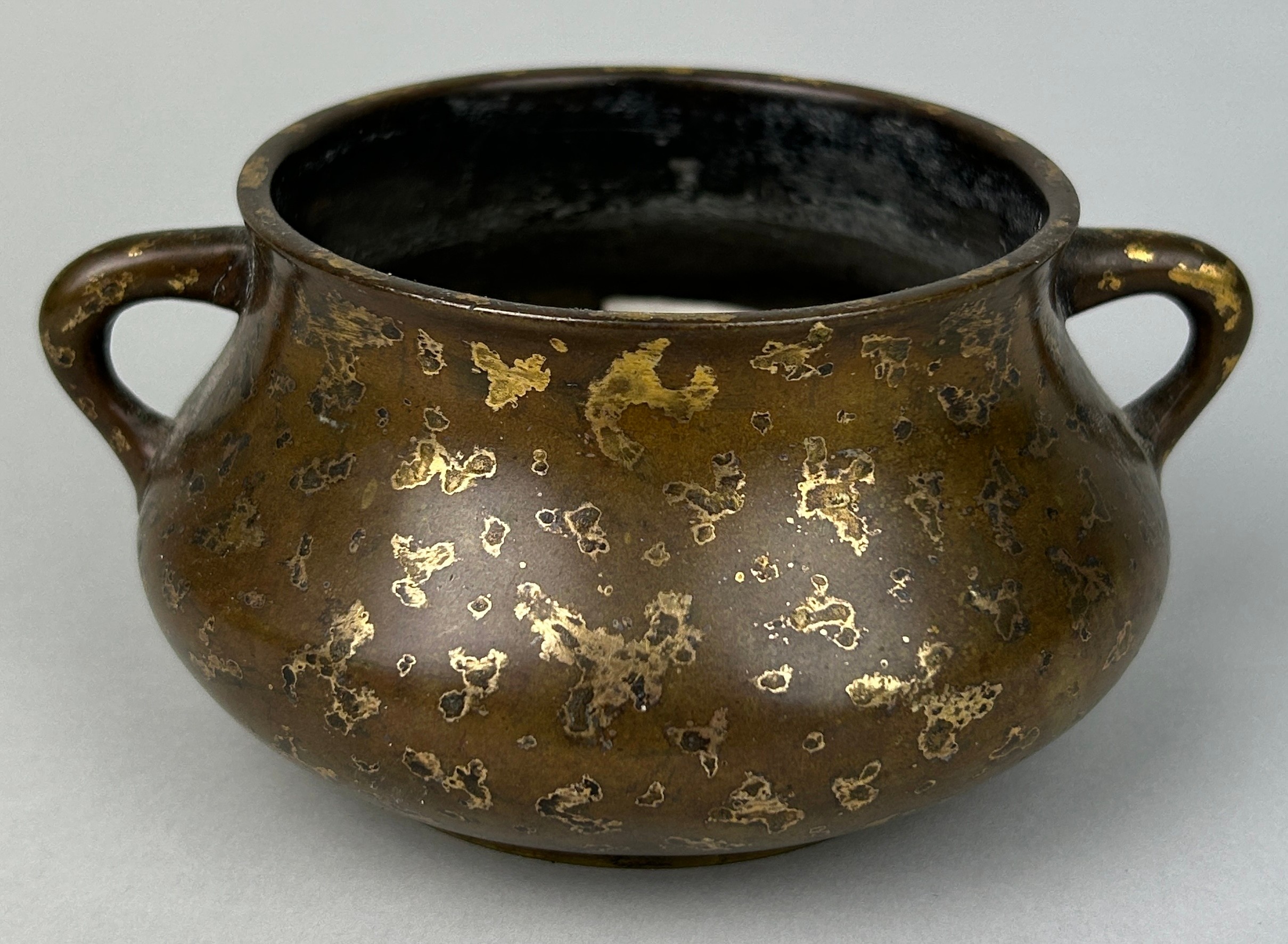 A CHINESE 17TH OR 18TH CENTURY BRONZE CENSER WITH GOLD SPLASH, Marked underneath with apocryphal six - Image 2 of 10