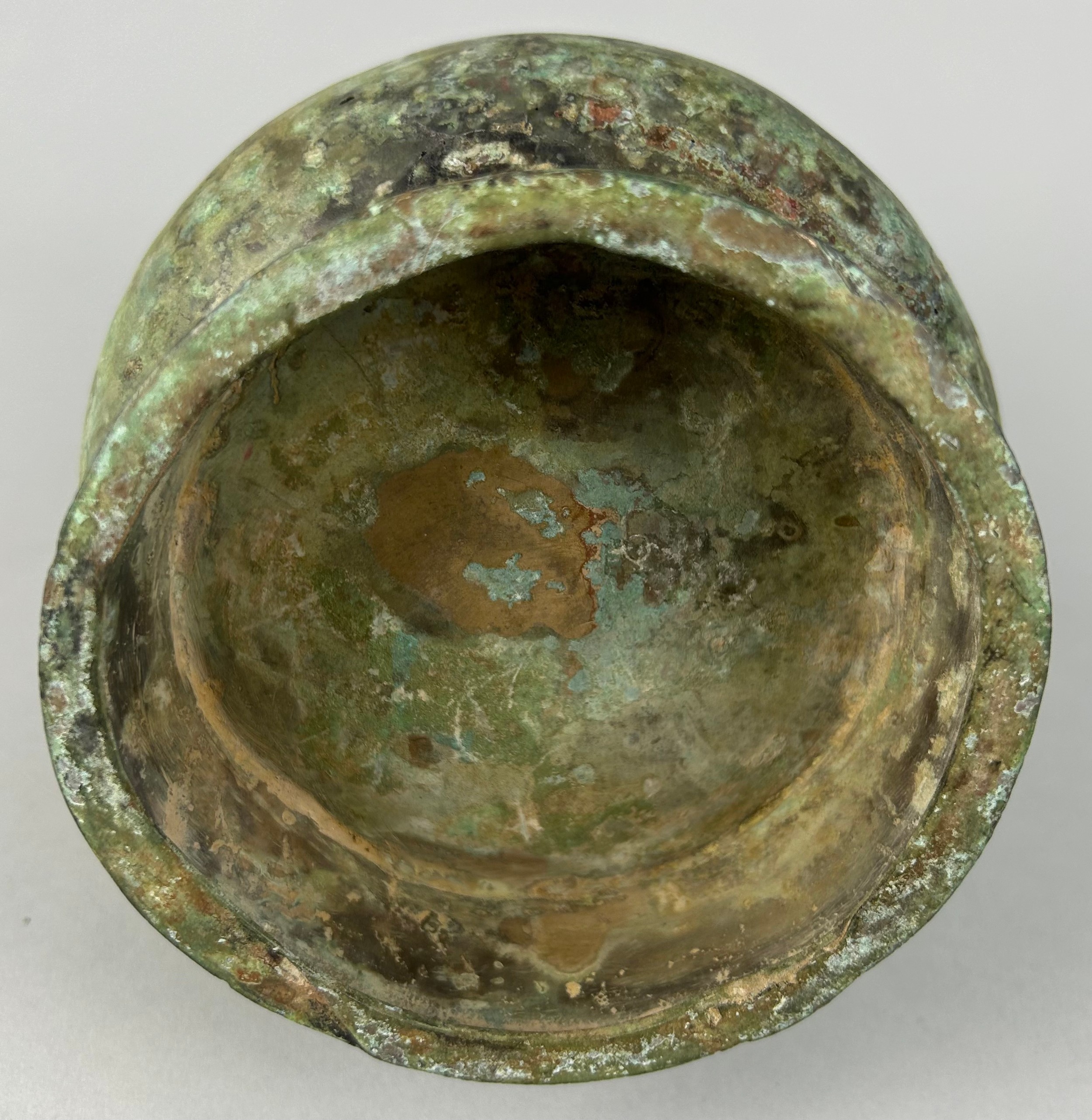 A CHINESE ARCHAIC STYLE BRONZE VERDIGRIS ARROW VASE - Image 5 of 6