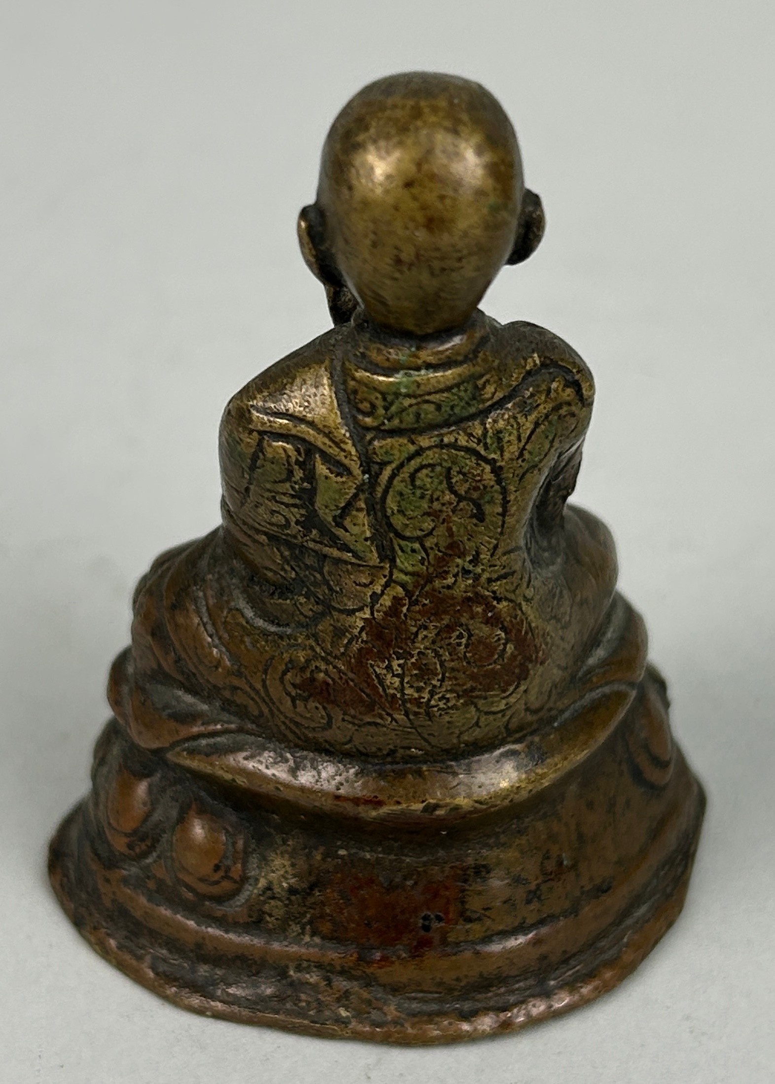 A 19TH CENTURY BRONZE FIGURE OF A SEATED MONK, 7cm x 5cm - Image 2 of 3