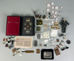 A MIXED LOT TO INCLUDE ANTIQUE DOLLS HOUSE ITEMS AND A CANADIAN PROOF COIN SET (Qty)