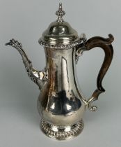 A LARGE VICTORIAN SILVER COFFEE POT, Weight: 732gms