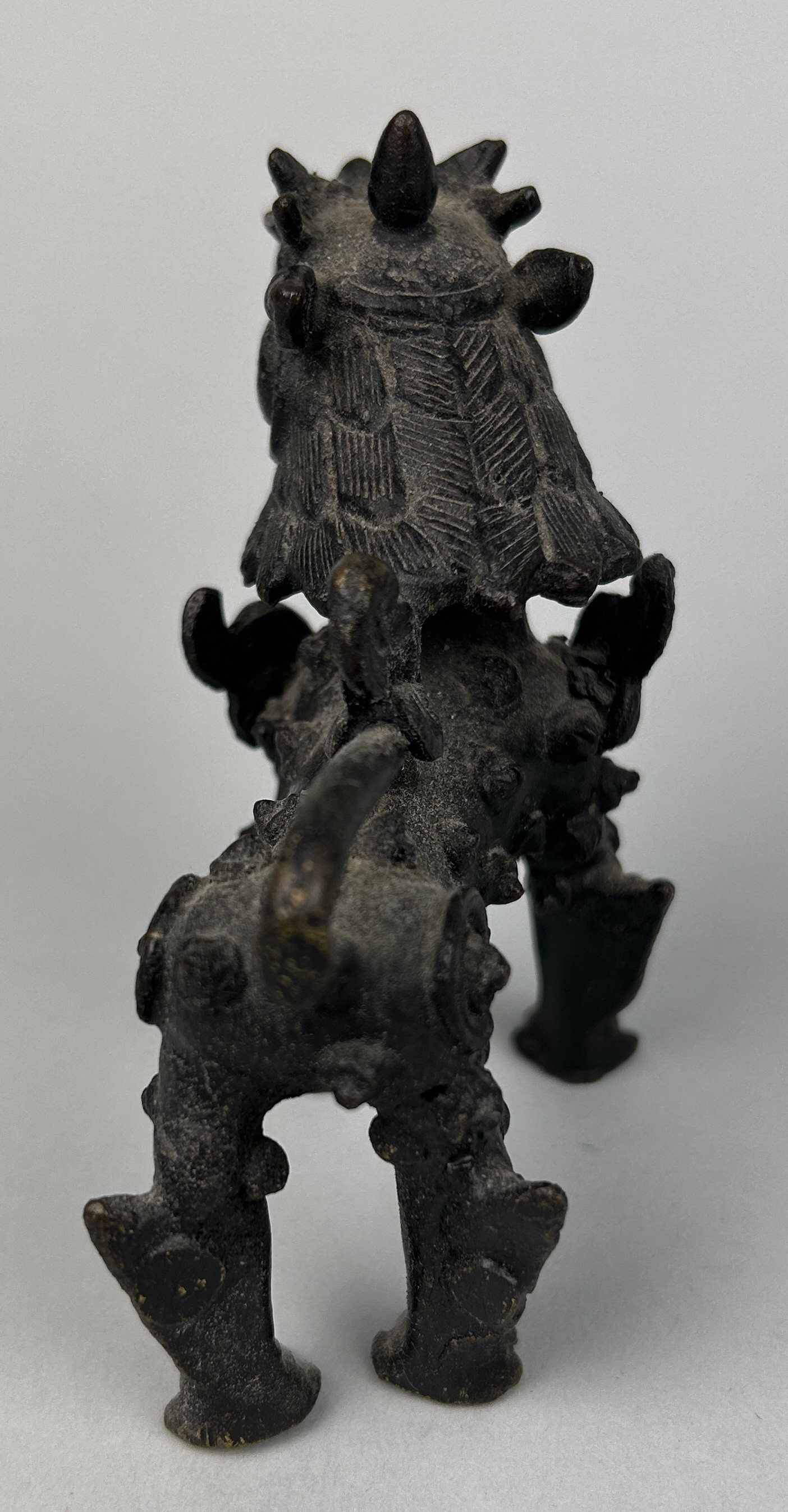 A CHINESE BRONZE FIGURE OF A LION, 9cm x 9cm - Image 3 of 3