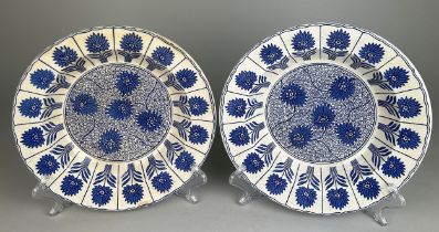 A PAIR OF EUROPEAN CERAMIC PLATES IN THE CHINESE KANGXI STYLE, Decorated with blue flowers 26cm