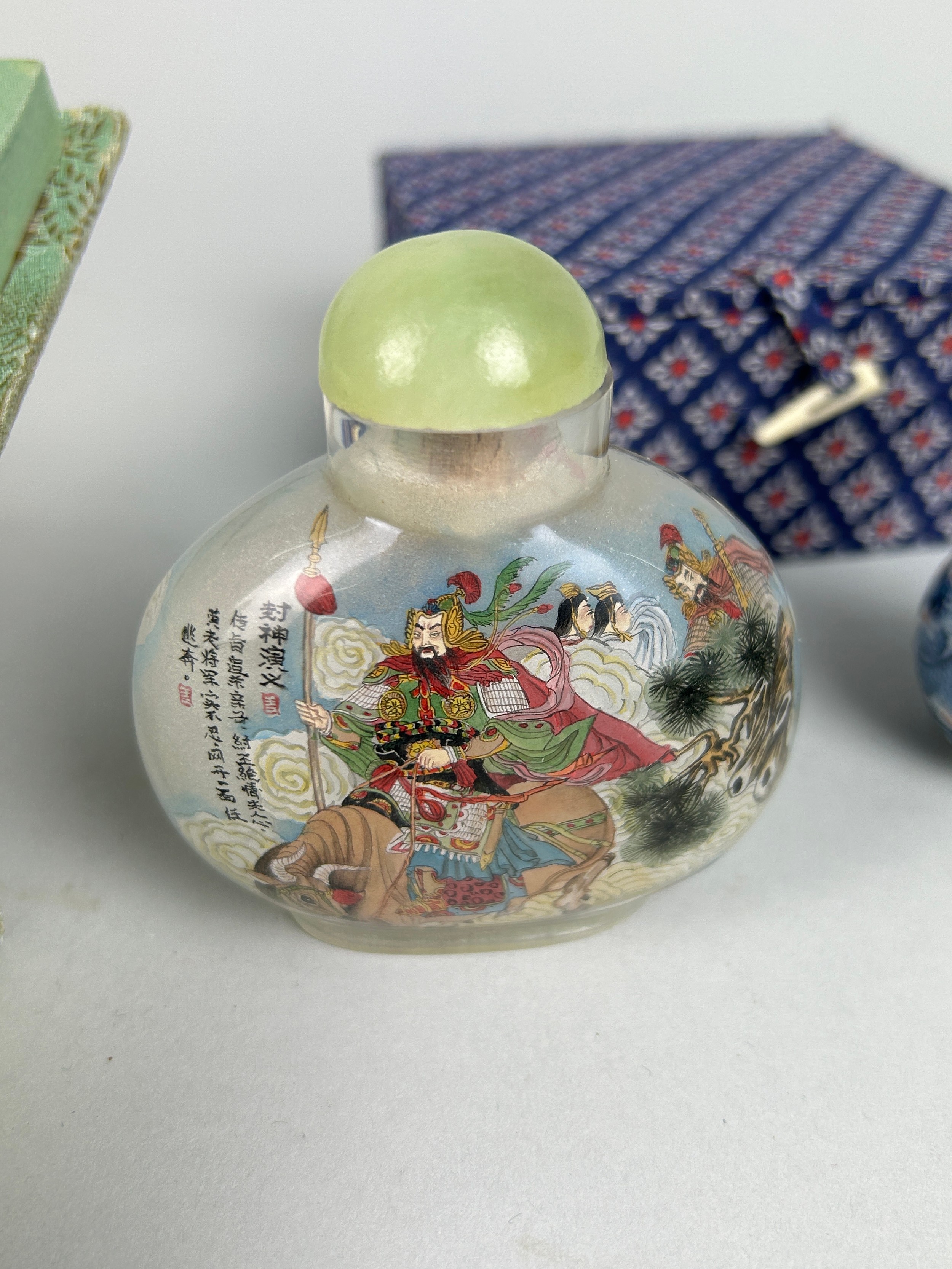 A CHINESE CIZHOU PLAQUE ALONG WITH A SPINACH JADE BOX AND LID, GLASS SNUFF BOTTLE AND TRIPLE GOURD - Image 6 of 8