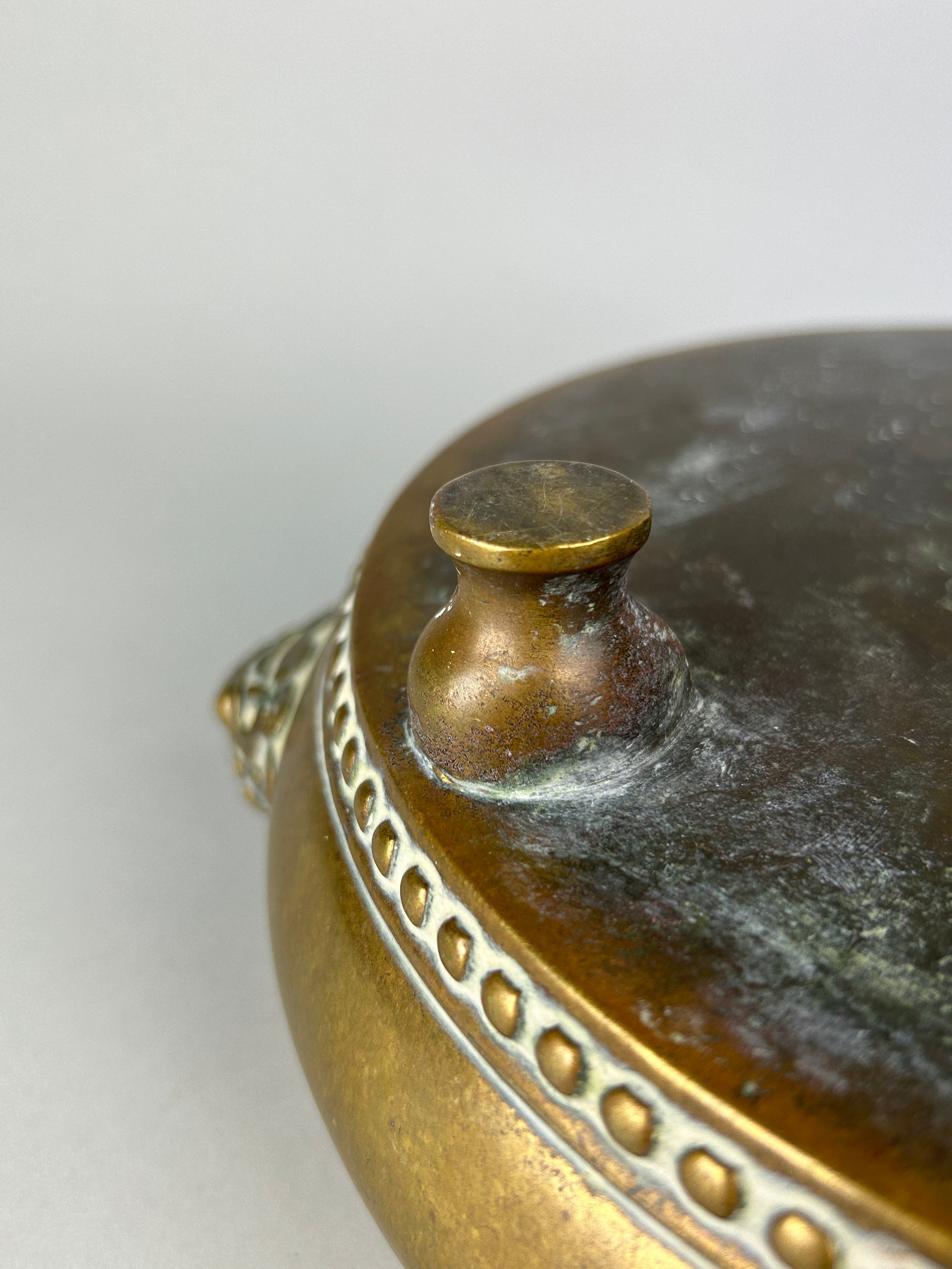 AN 18TH OR 19TH CENTURY CHINESE BRONZE CENSER WITH LION HEAD HANDLES ON TRIPOD FEET, 29cm W x 9cm H - Image 9 of 10