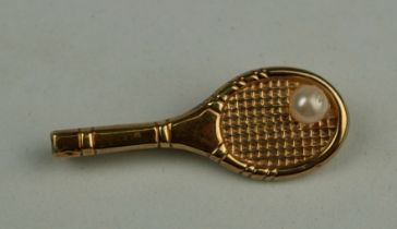 9CT GOLD & PEARL TENNIS RACKET BROOCH 2.1gms