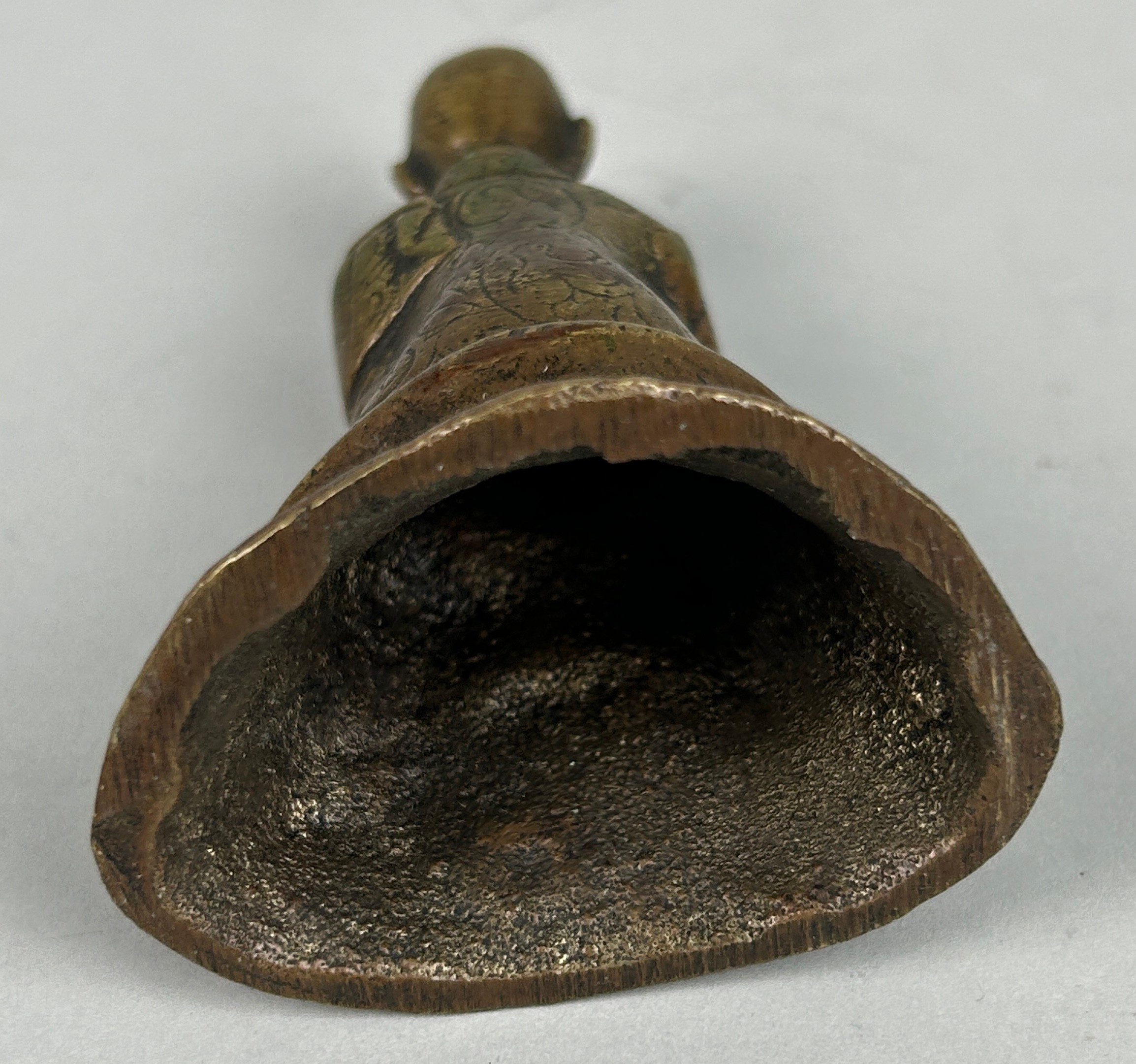 A 19TH CENTURY BRONZE FIGURE OF A SEATED MONK, 7cm x 5cm - Image 3 of 3