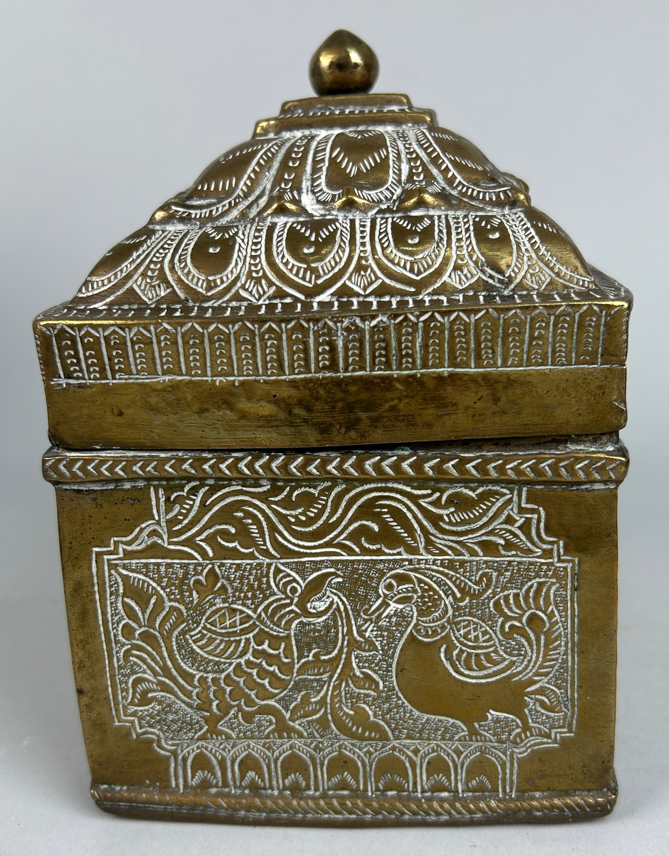 A 19TH CENTURY BRASS CASKET POSSIBLY INDIAN OR KHAJAR DECORATED WITH PEACOCKS AND FOLIAGE, 17cm x - Image 4 of 7