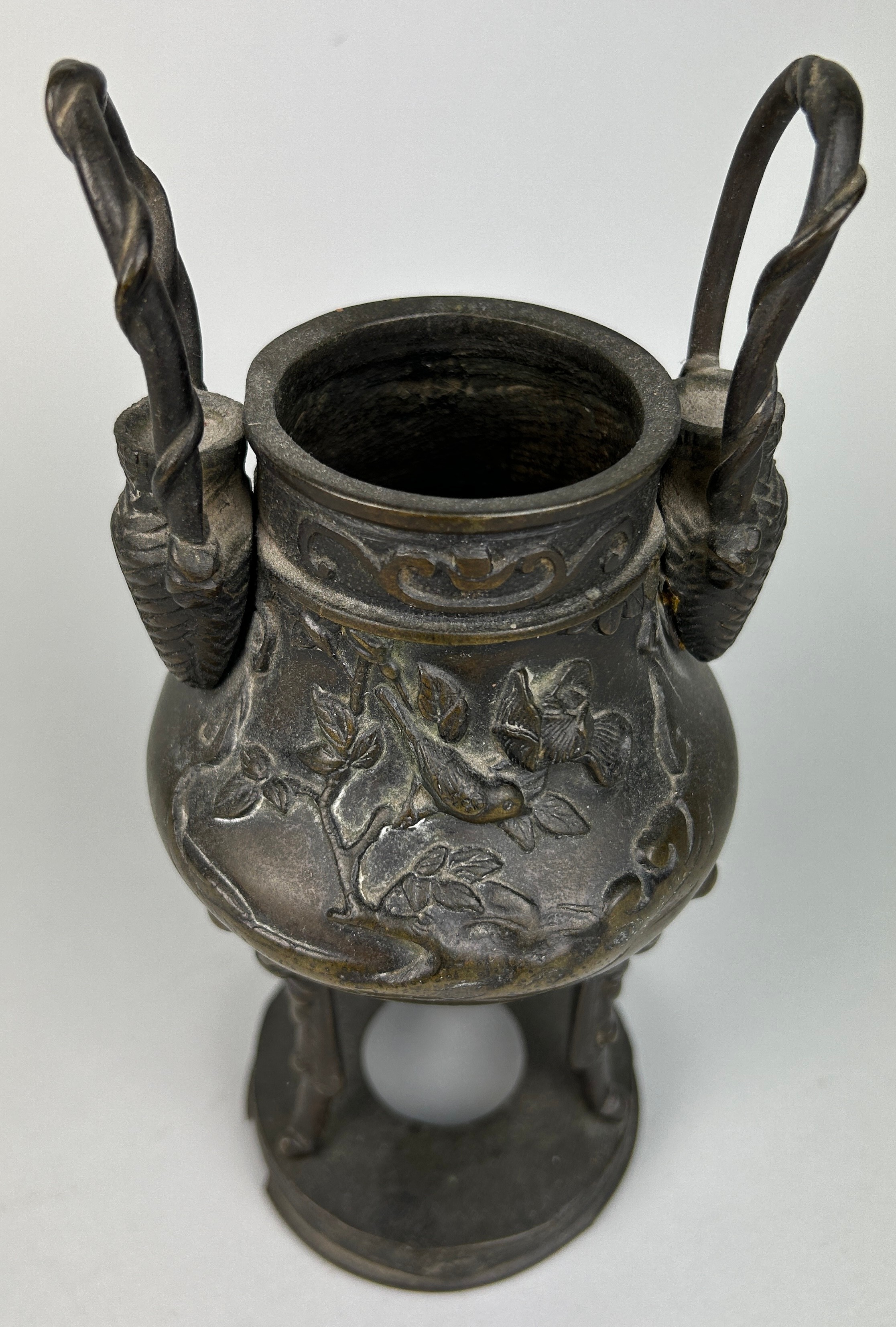 A LARGE JAPANESE BRONZE CENSER ON TRIPOD FEET AND STAND, Decorated with birds in trees with vase - Image 3 of 4