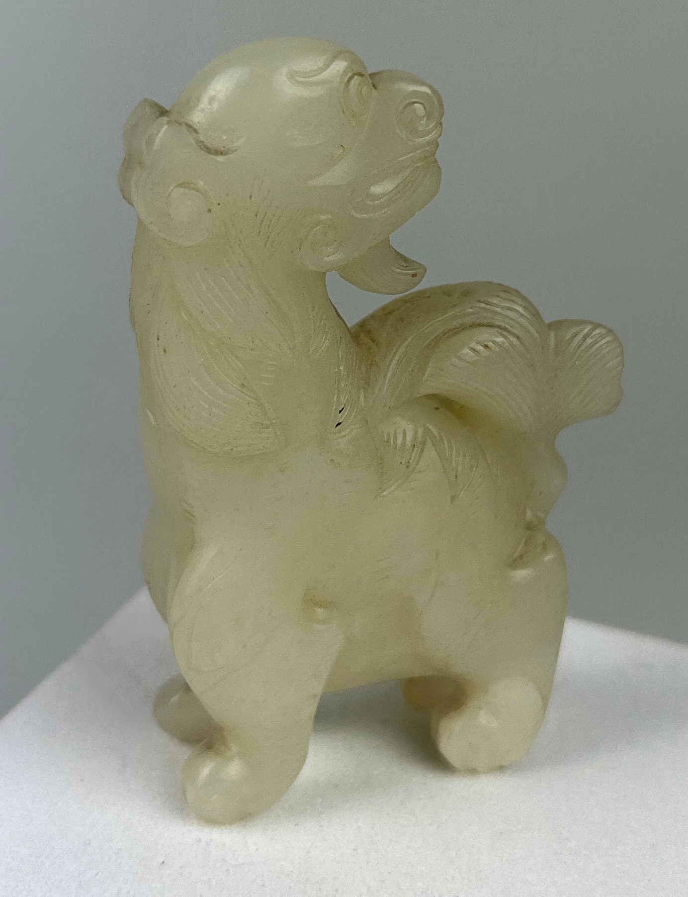 AN EARLY 19TH CENTURY CHINESE WHITE JADE GROUP OF A LION, 7.5cm x 4.7cm x 1.8cm - Image 2 of 4