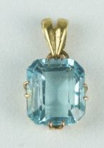A BLUE STONE POSSIBLY AQUAMARINE SET IN YELLOW METAL PENDANT, Weight: 0.9gms Stone: 10mm x 10mm