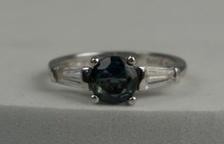 A GREEN SAPPHIRE IN 14CT WHITE GOLD RING, Weight: 2.5gms