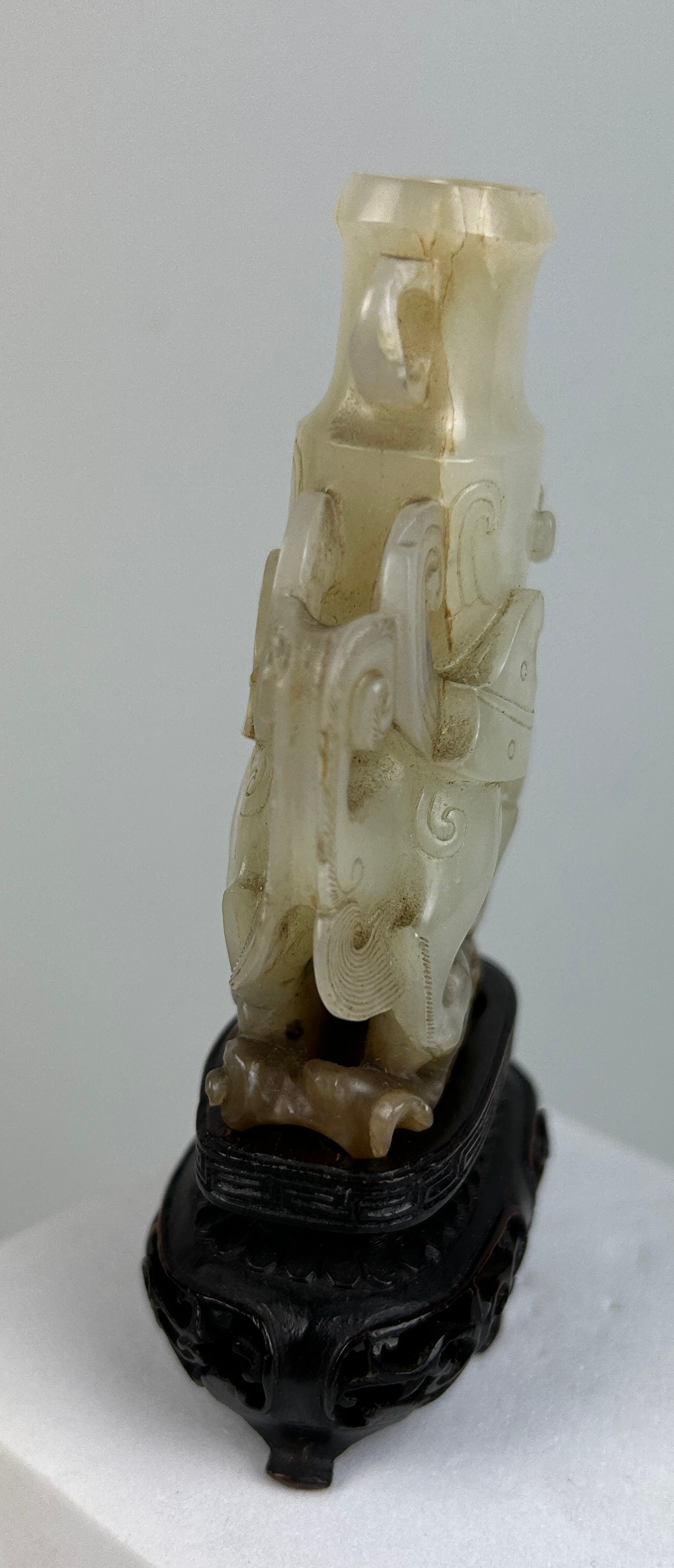 AN 18TH CENTURY CHINESE JADE WINGED DRAGON CARRYING AN ARCHAIC VASE, 7.5cm x 6.3cm x 2cm - Image 4 of 5