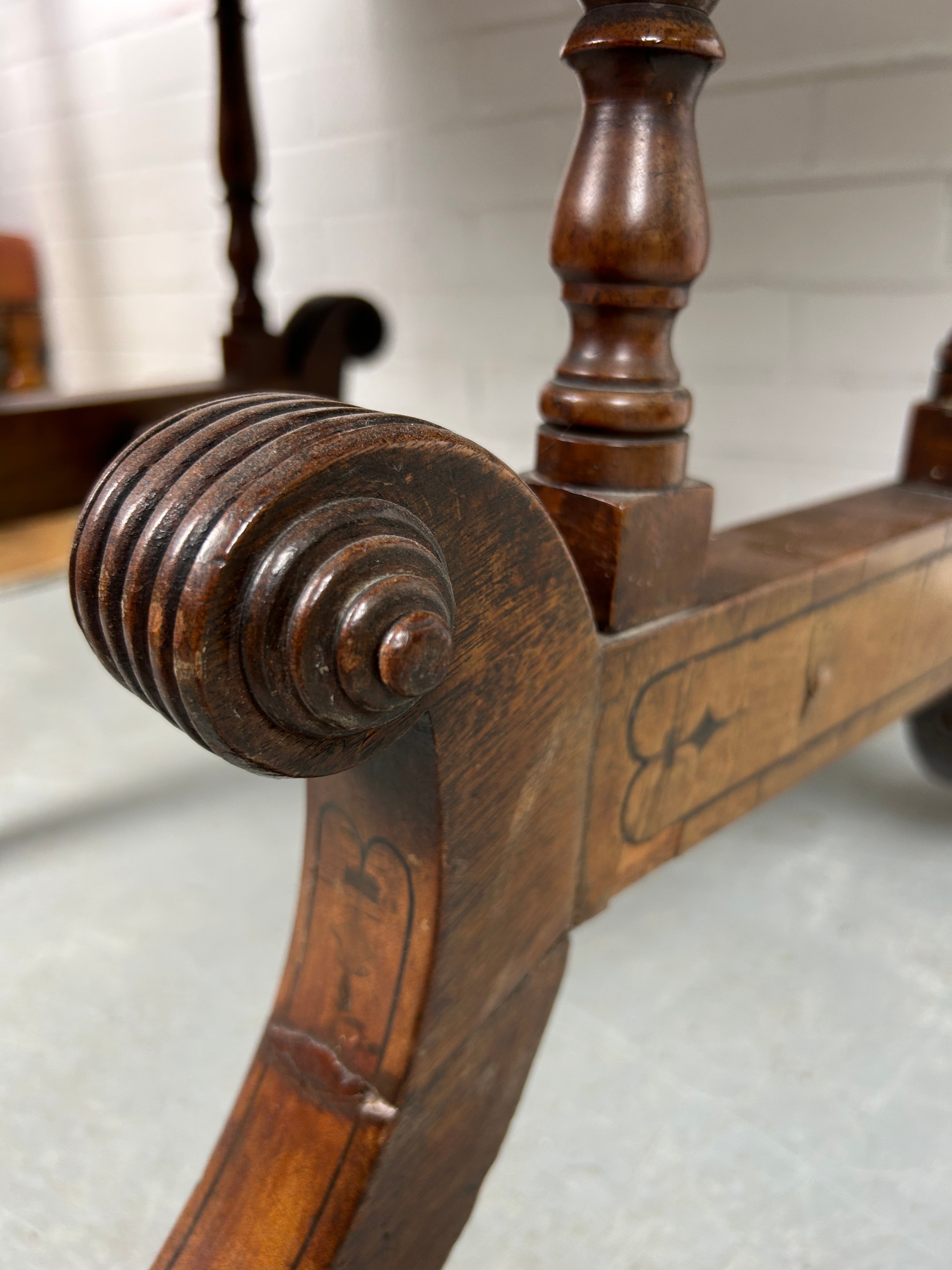 AN EARLY 19TH CENTURY PEMBROKE TABLE WITH EBONY INLAY ON FOUR LEGS AND CASTORS, (some damage to - Image 6 of 7