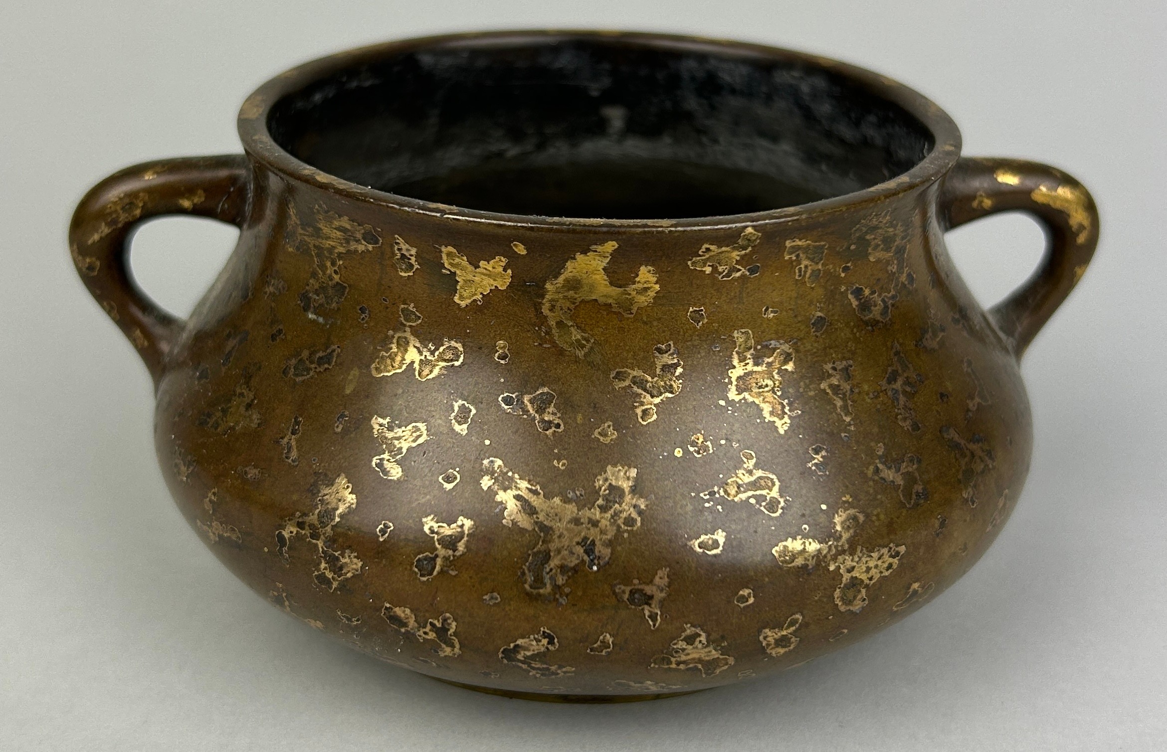 A CHINESE 17TH OR 18TH CENTURY BRONZE CENSER WITH GOLD SPLASH, Marked underneath with apocryphal six