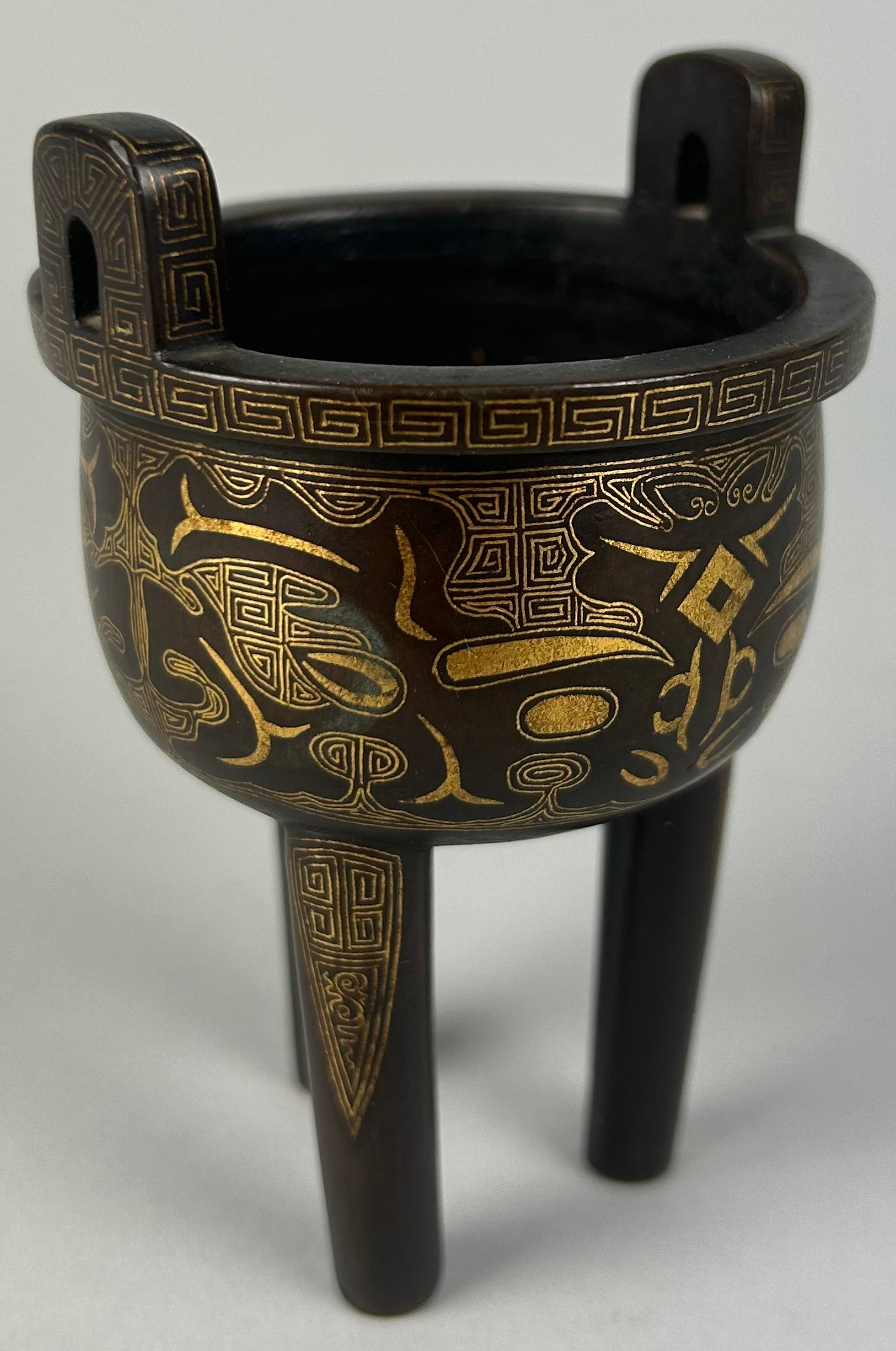 A CHINESE BRONZE RITUAL VESSEL (DING) DECORATED WITH GOLD LEAF, - Image 2 of 7